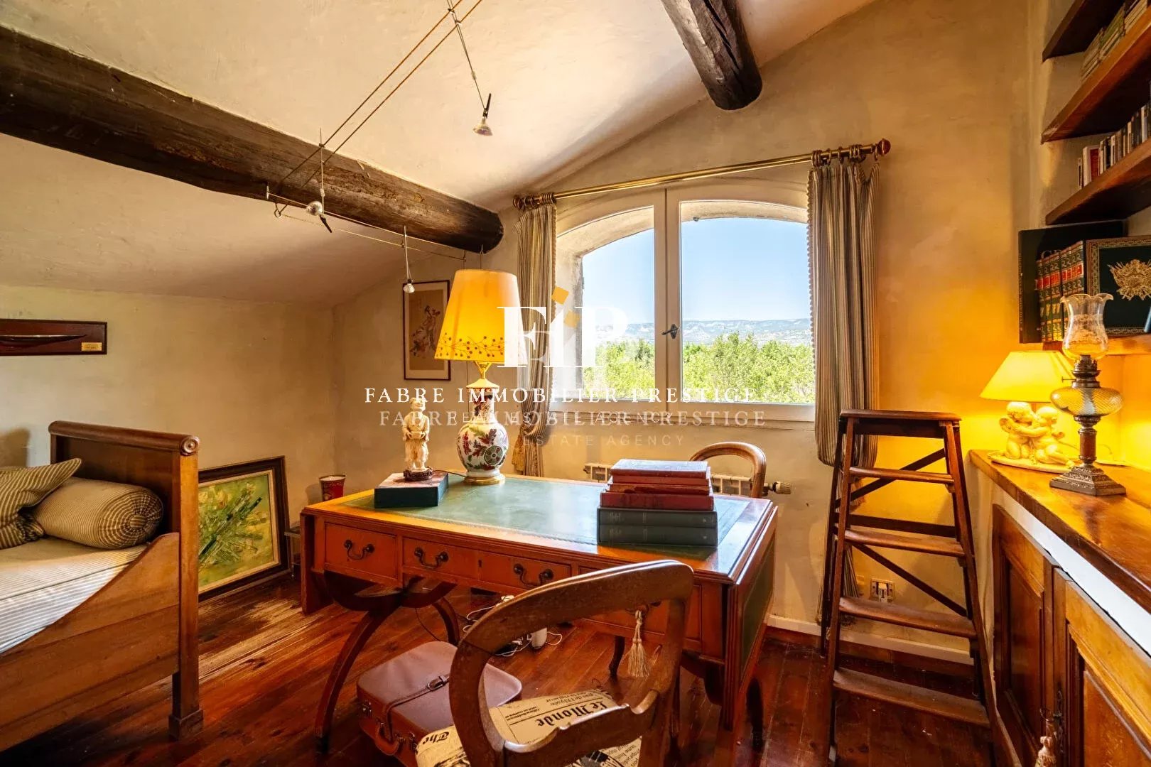 Mas/Magnanerie du XVIIIème siècle au coeur du Luberon - 490m2- Vues panoramiques proche Aix-en-Provence-Lourmarin et Avignon