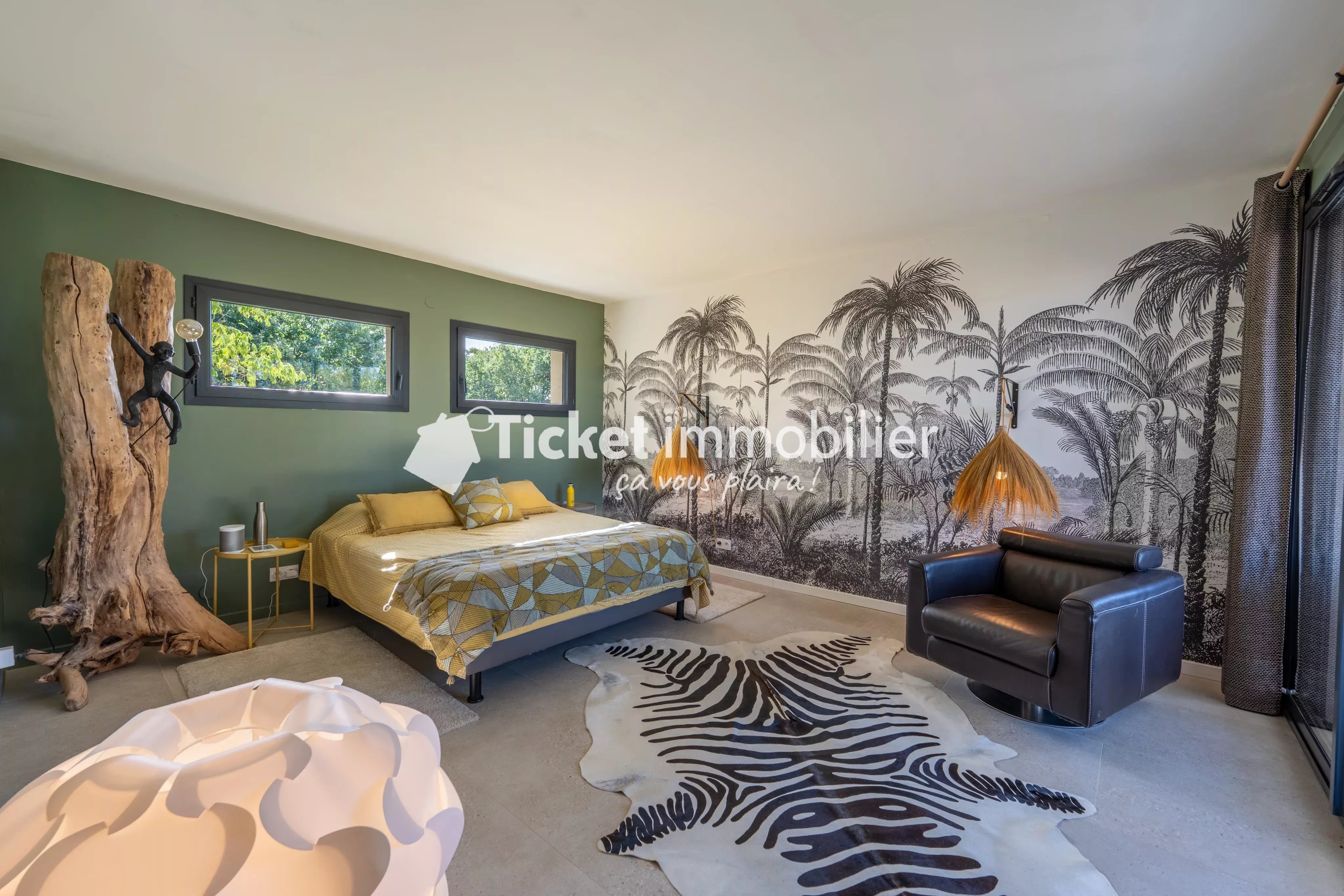 Villa 7 pièces de 304,16m2 avec piscine, carport hors couloir aérien
