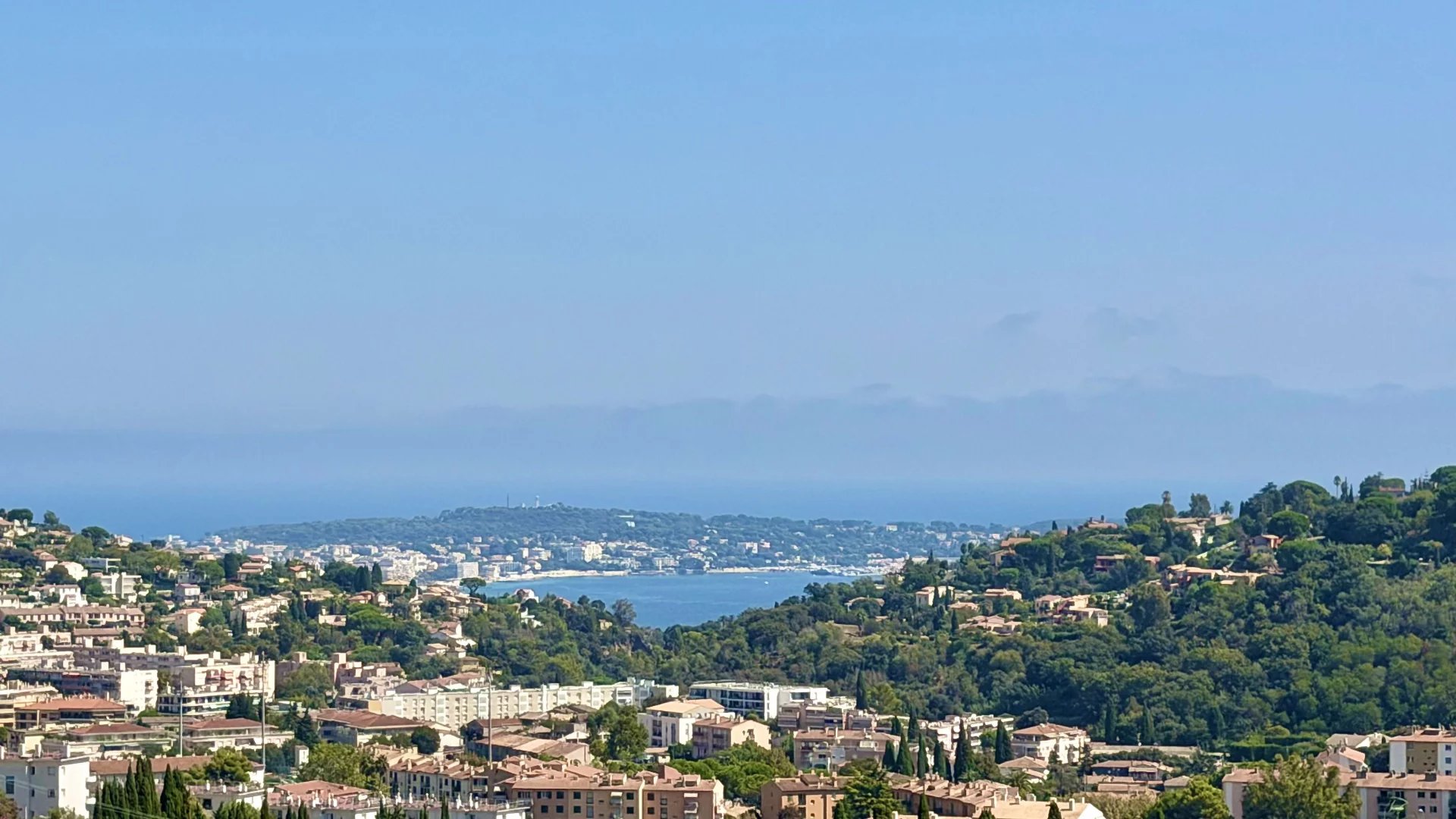 Maison d'exception vue mer de 250 m2 à Vallauris, sur terrain de 1500 m² avec possibilité d'extension