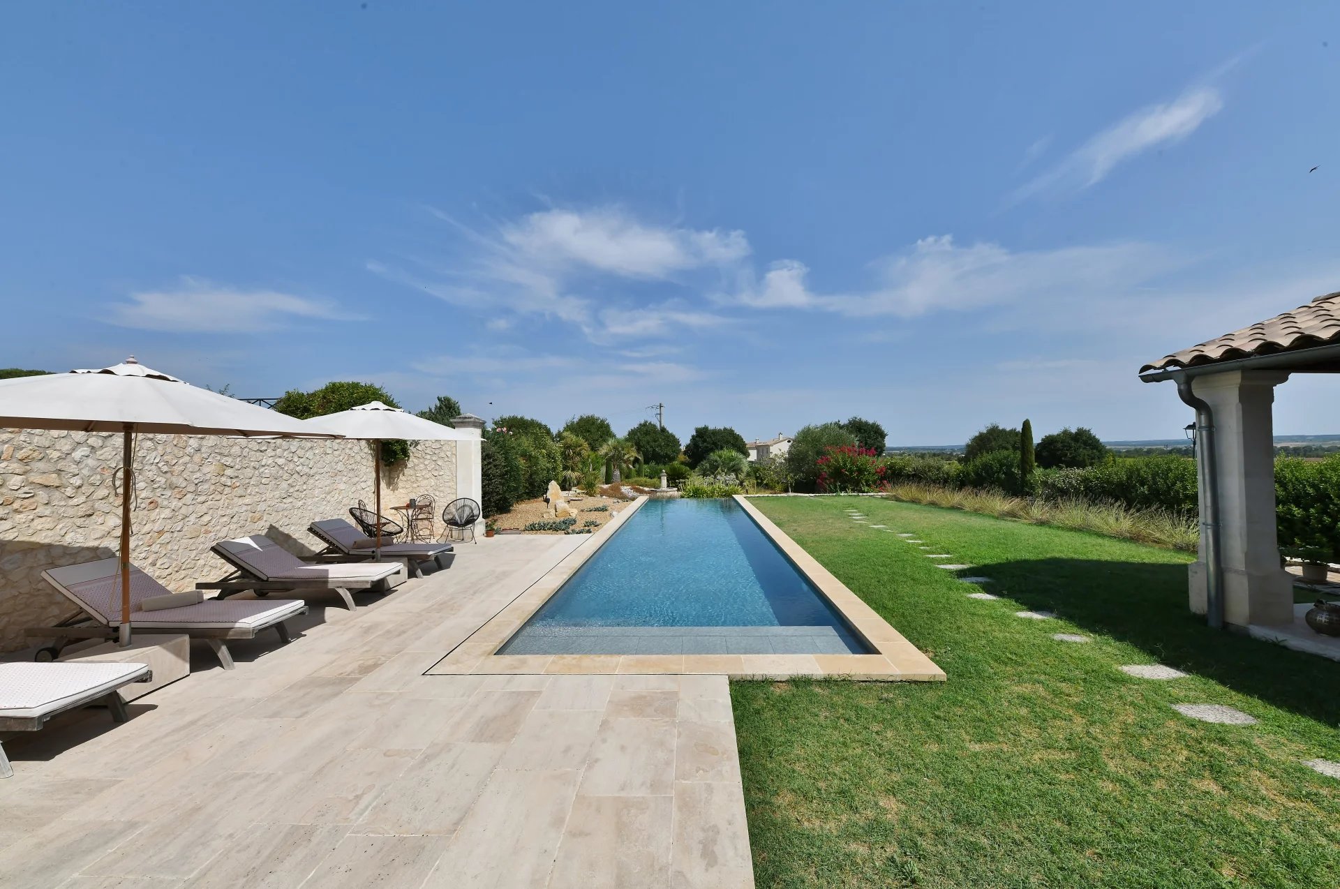 Bastide contemporaine de 160 m² avec couloir de nage