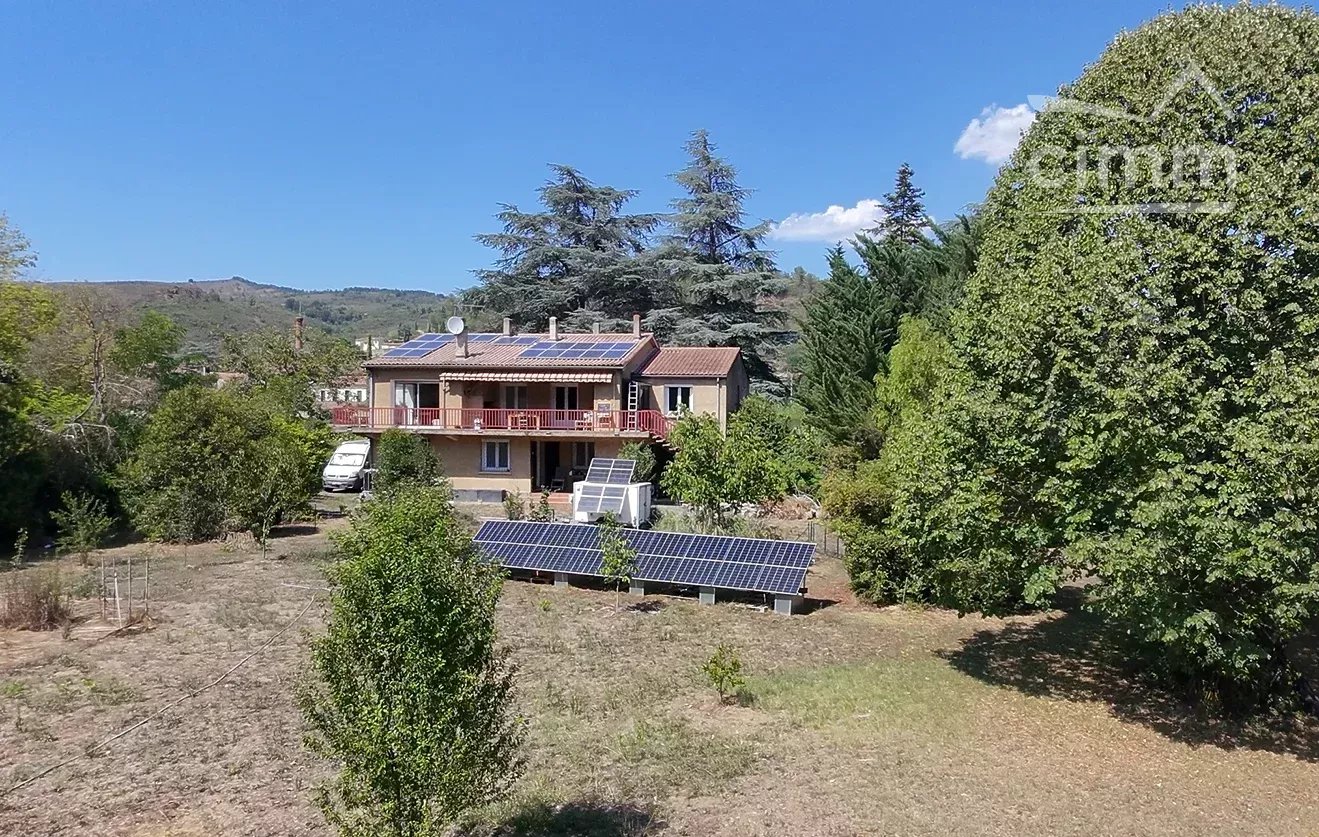 Villa of 212 m² of living space with an independent dwelling on a 5340 m² plot