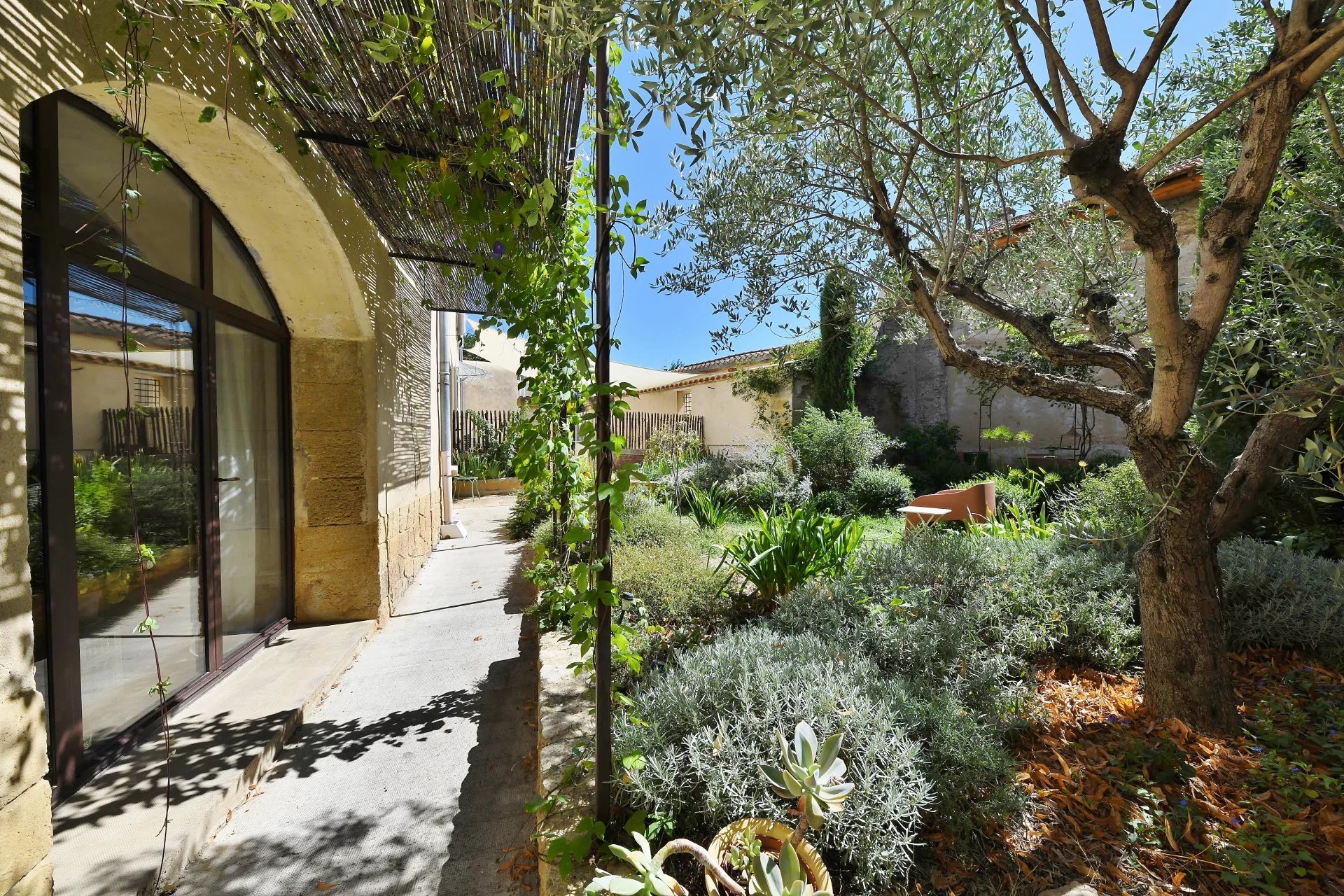 Maison de village avec jardin, bassin de nage et dépendance...