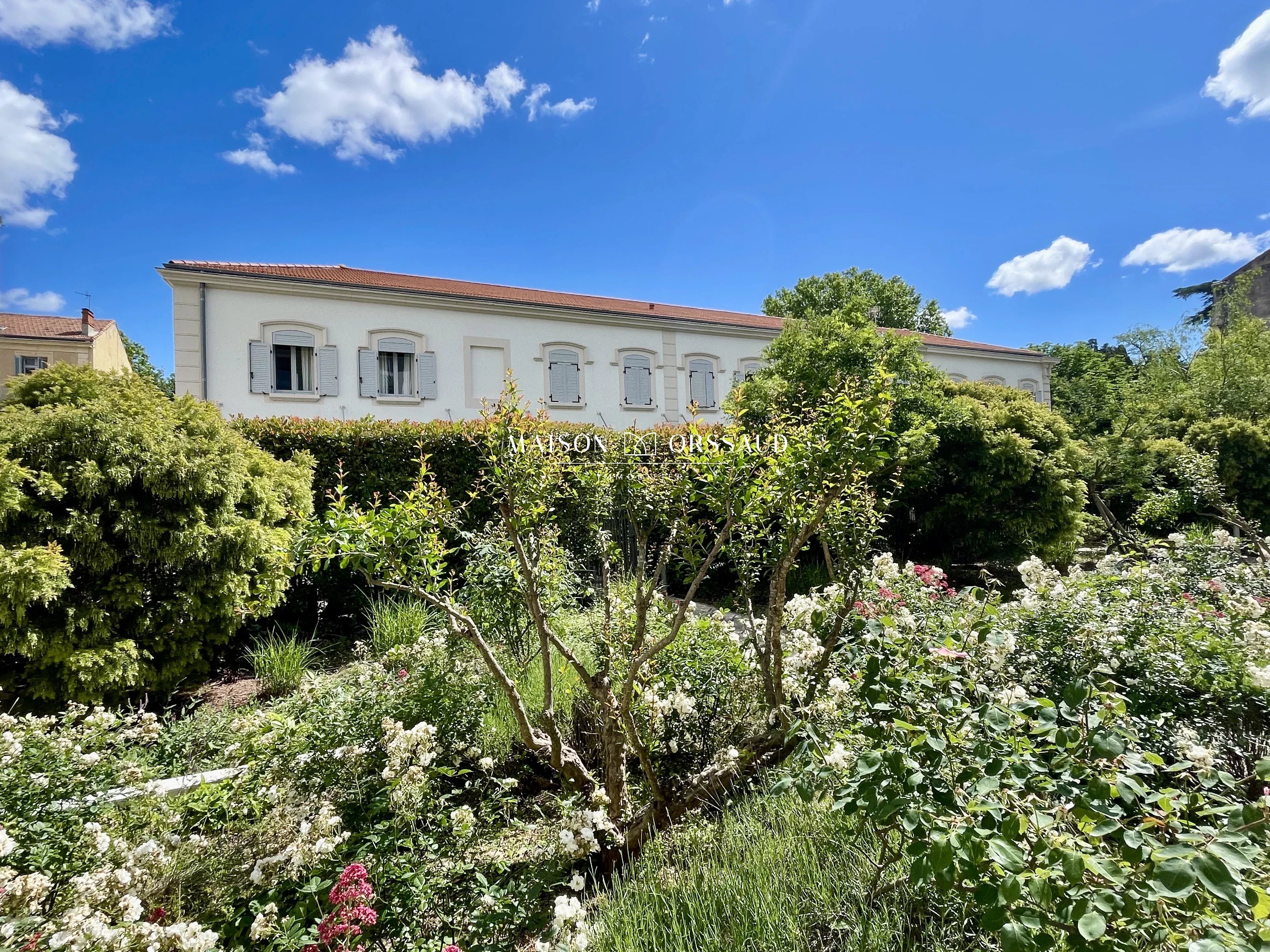 EXCLUSIVITÉ MAISON AVEC JARDIN ET DOUBLE GARAGE - CENTRE HISTORIQUE