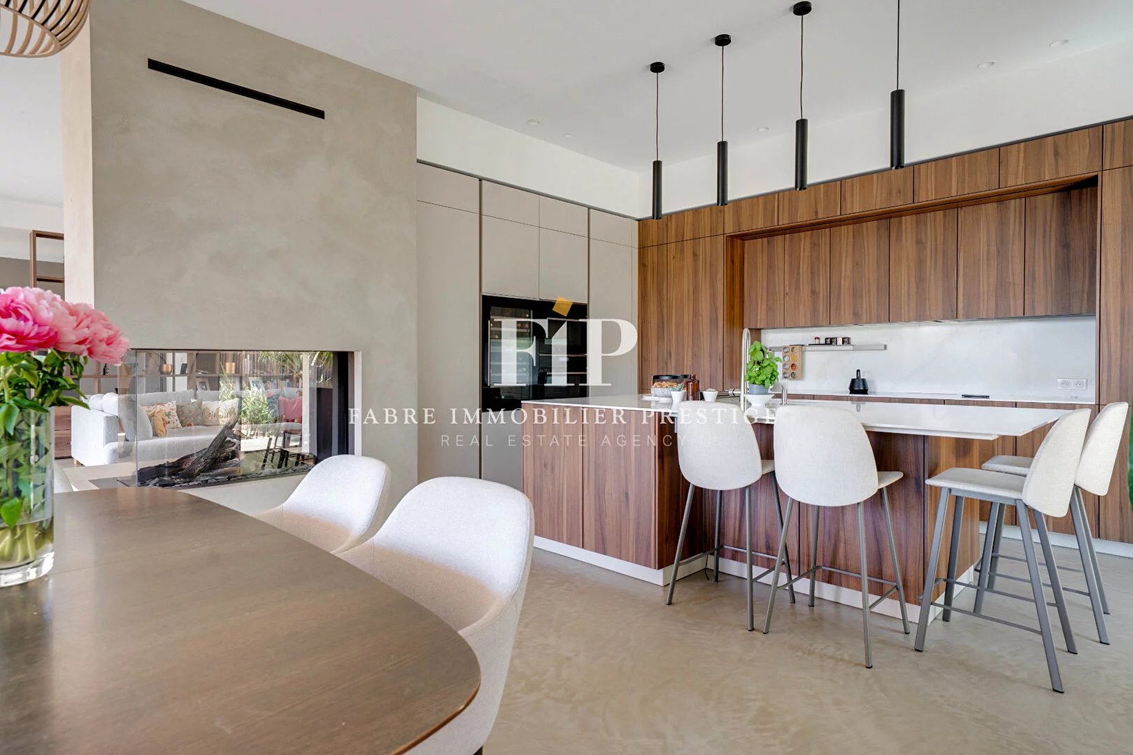 Maison contemporaine de 230m2 environ récente à 10min du centre d' Aix-en-Provence (sud/ouest)