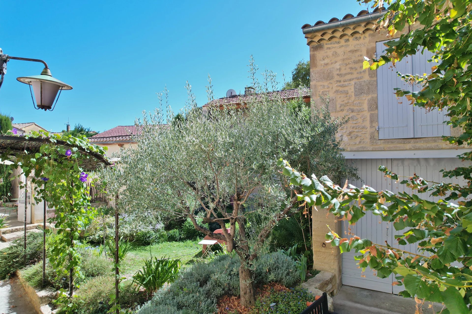 Maison de village avec jardin, bassin de nage et dépendance...