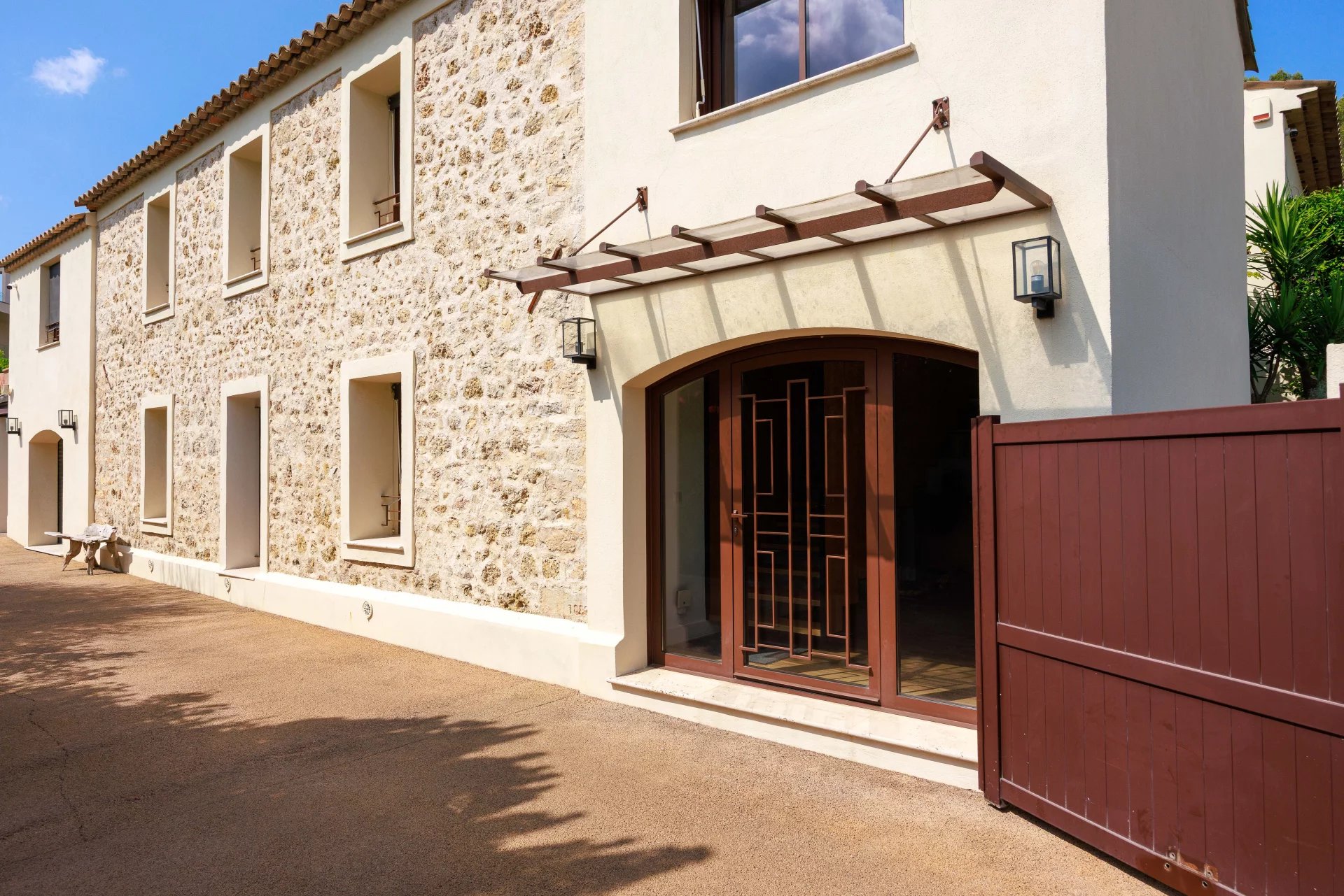 MOUGINS - Élegante bastide renovée de 1887  – Quartier résidentiel au calme à proximité des commerces