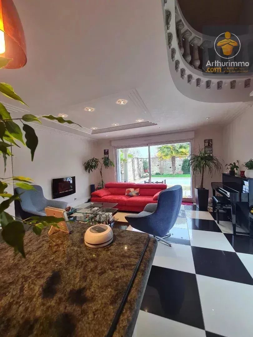 Maison de 230 m2 aux belles prestations,  proche Beaugency