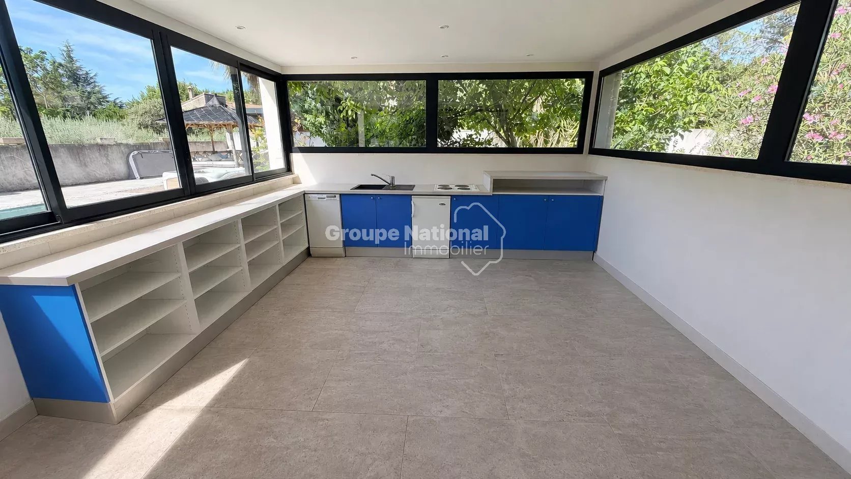 BEDARRIDES - MAS RENOVE EN 2016 DANS UN MAGNIFIQUE PARC ARBORE DE 5 810 M² AVEC PISCINE, 4 GARAGES