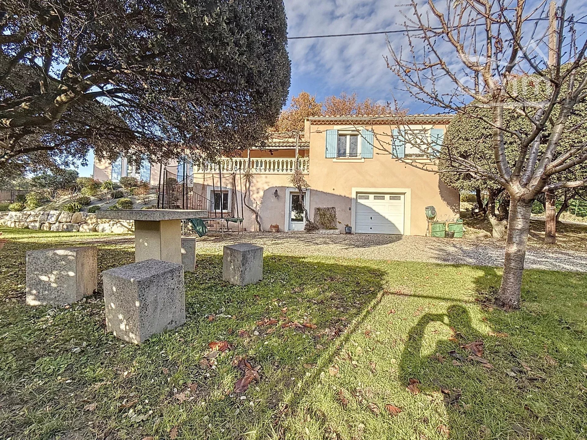 Villa avec vue dominante et piscine