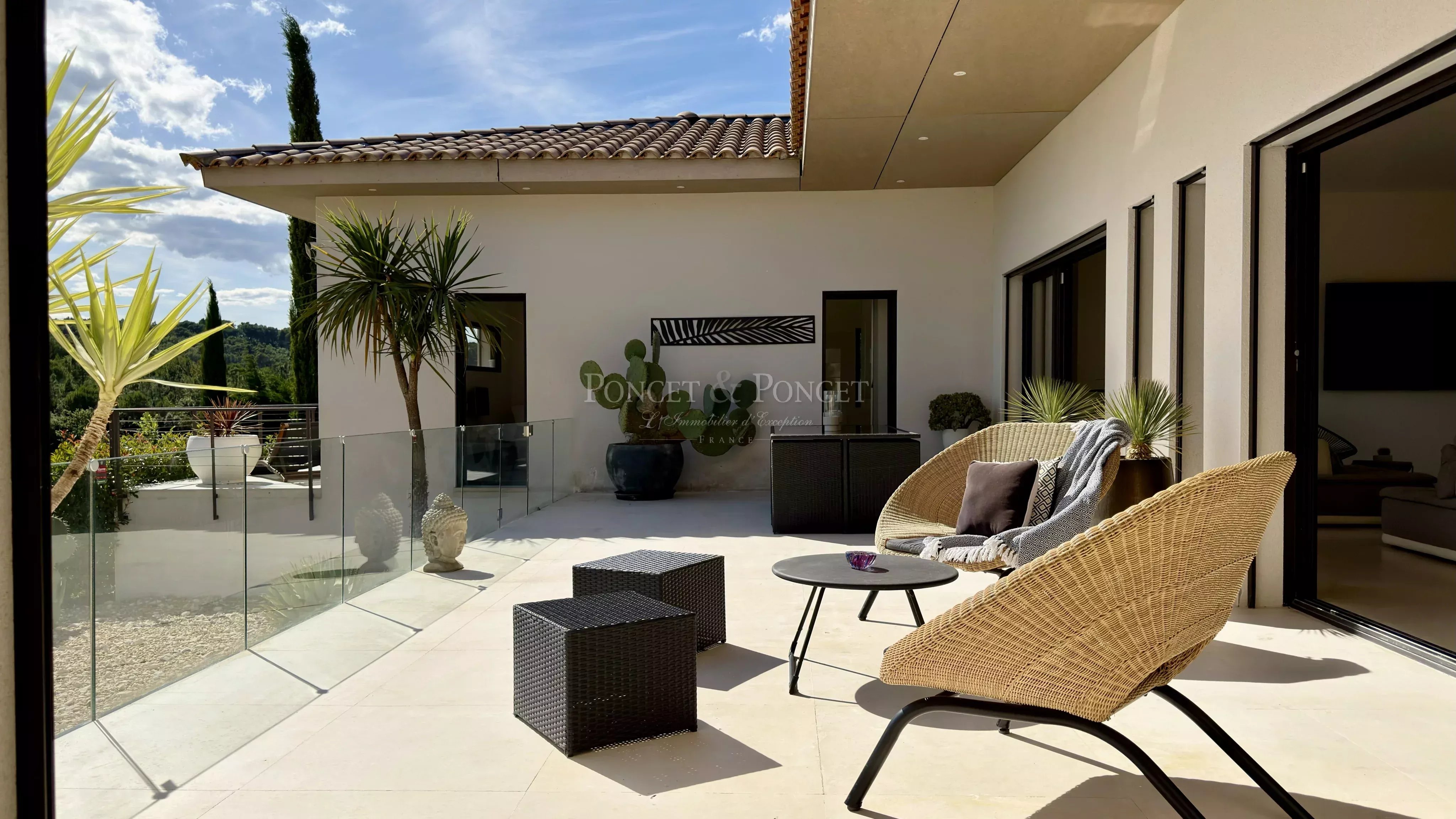 Villa contemporaine de plain pied avec avec vue panoramique sur les vignes et les collines environnantes