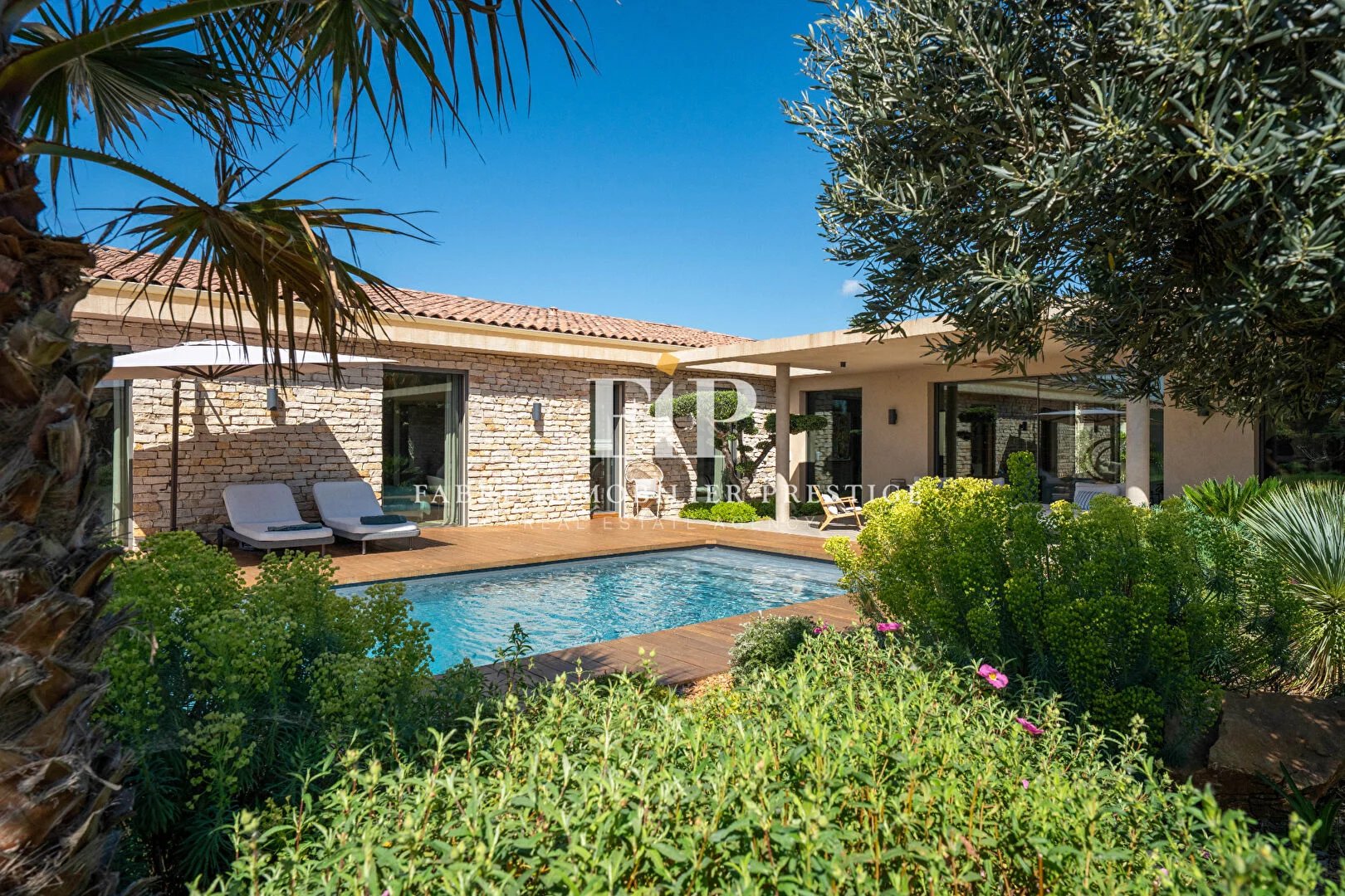 Maison contemporaine de 230m2 environ récente à 10min du centre d' Aix-en-Provence (sud/ouest)
