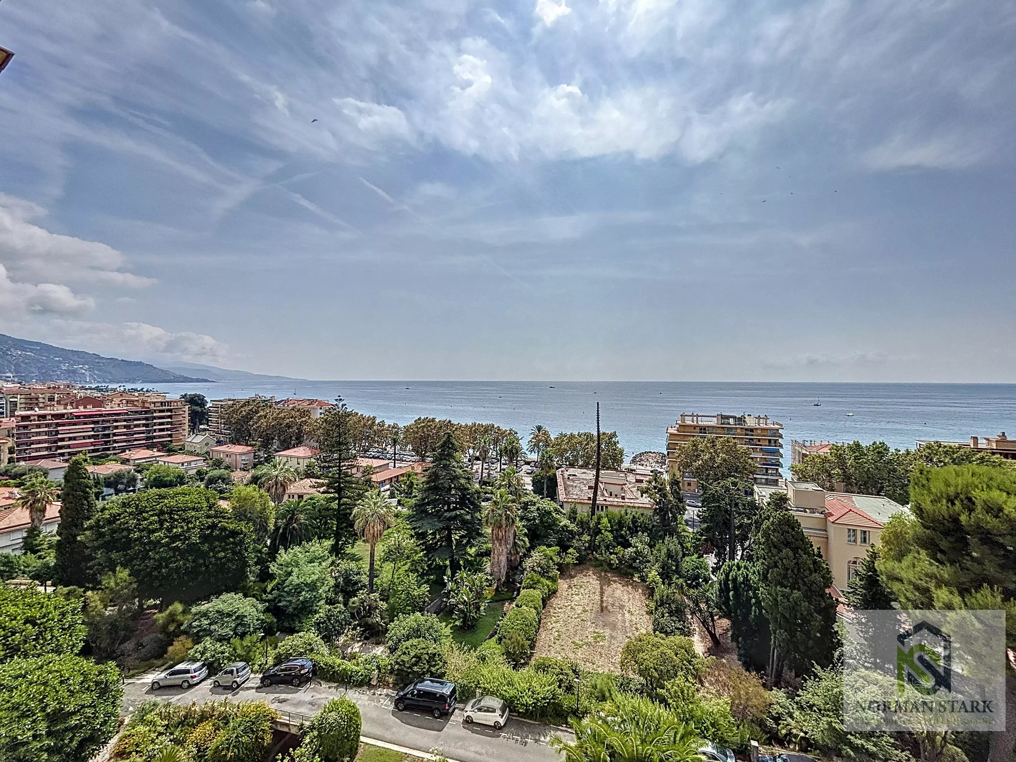 Stunning 132 m² 3-Room Apartment to Renovate in a Prestigious Seafront Palace with Park – Menton