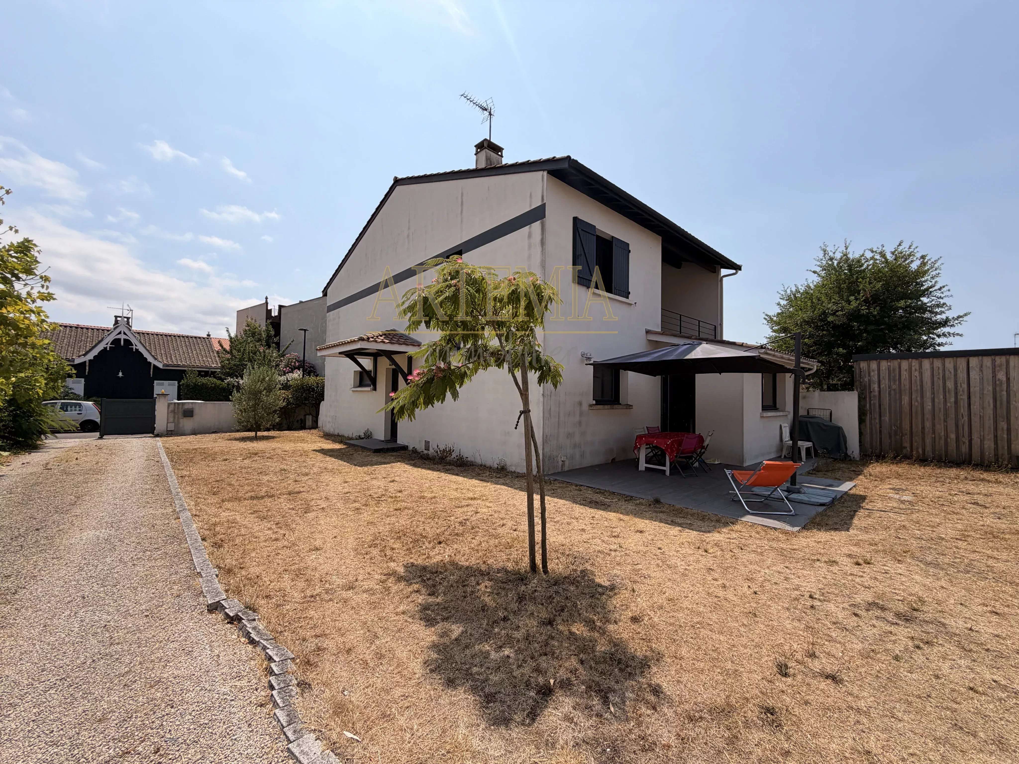 AIGUILLON 170m from the beach