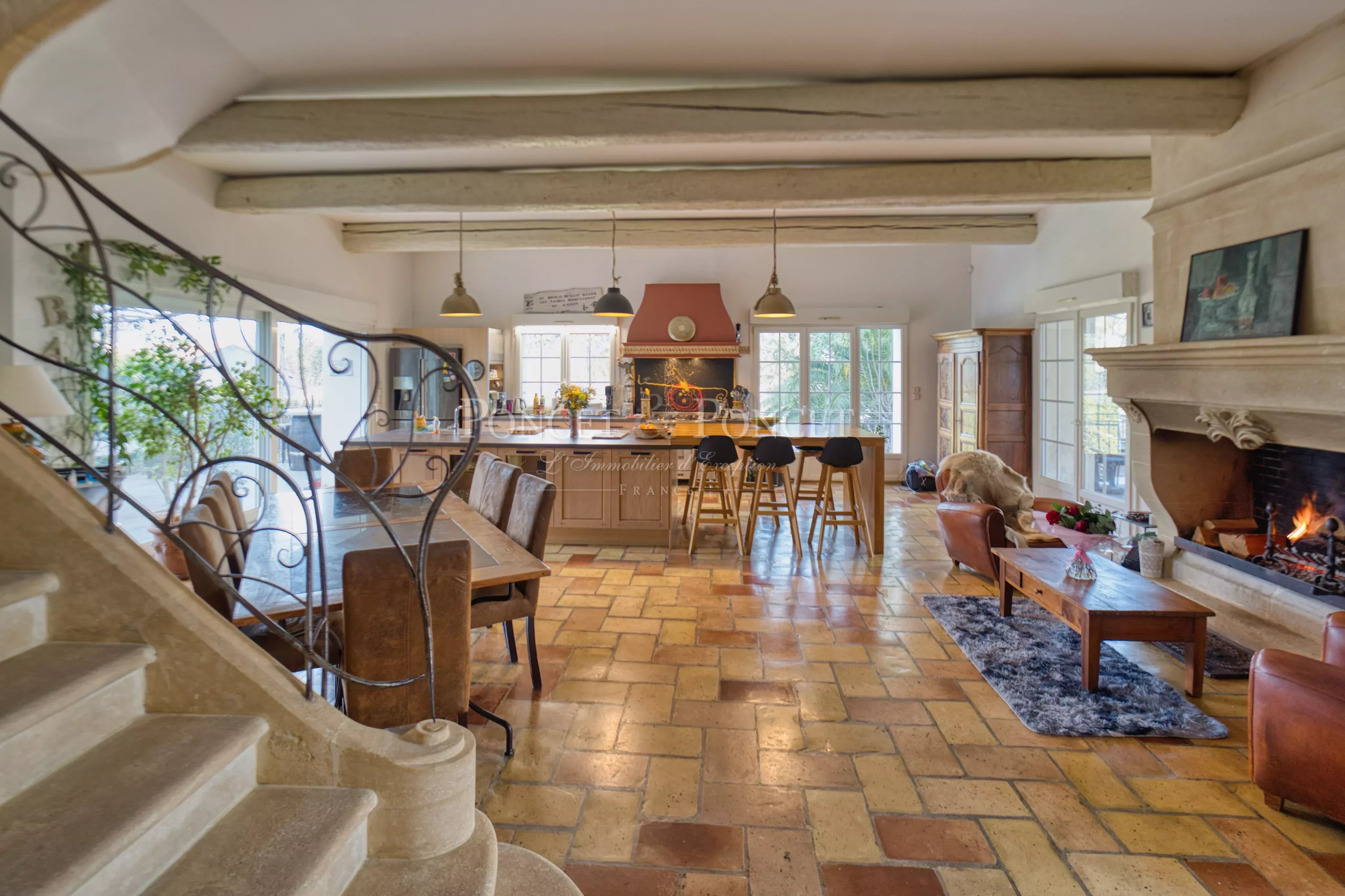 Maison en plein coeur du village avec vue dominante