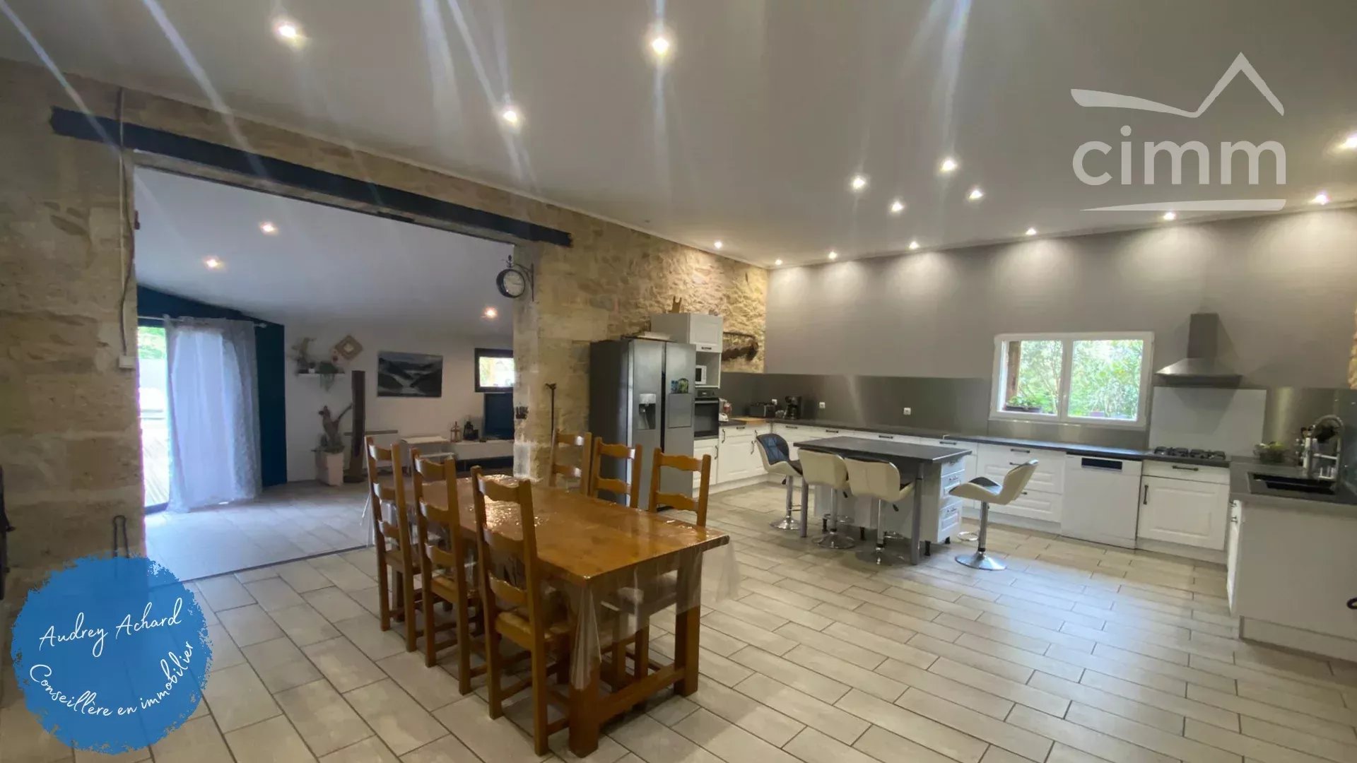 Maison familiale avec piscine chauffée et beaux volumes
