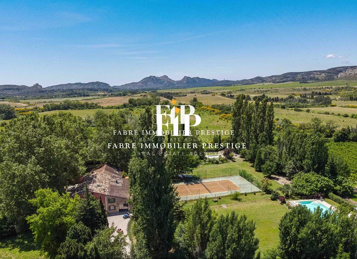 Demeure de prestige secteur Eygalières- environ 750m2 - Terrain  11hectares.