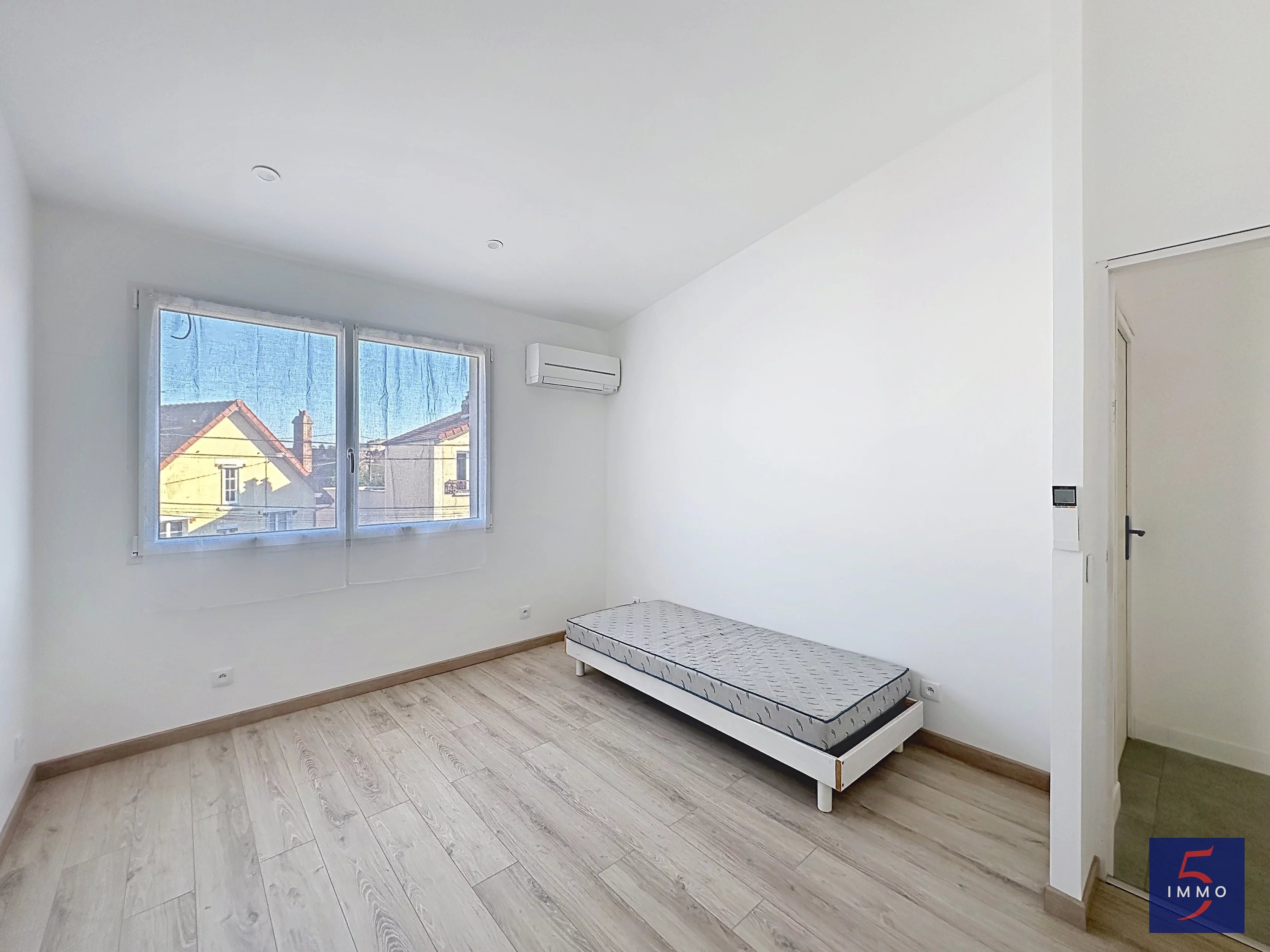 Maison d’architecte 2025 – 5 chambres – Volumes et prestations de qualité