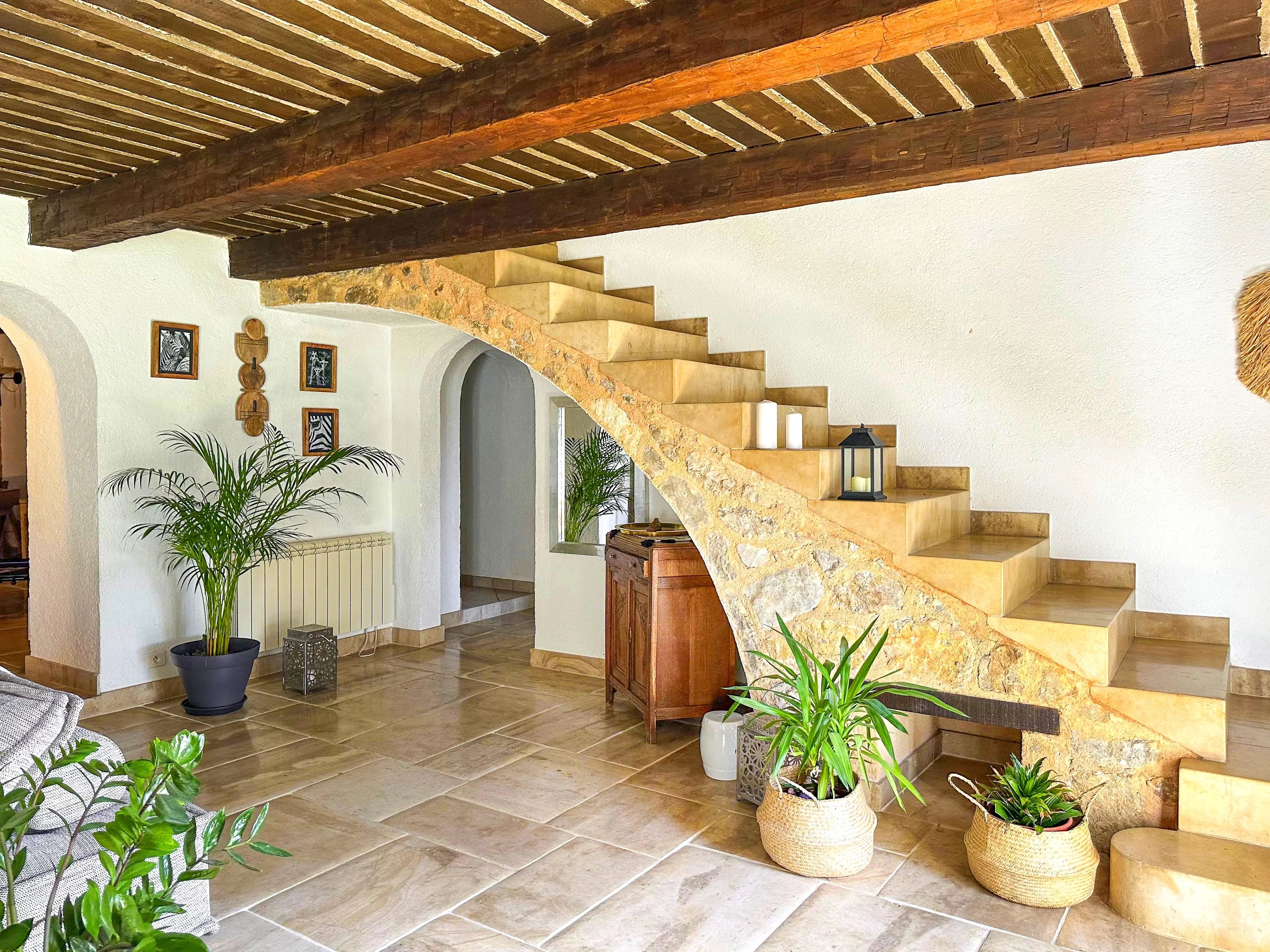 Canton de Fayence – Élégante Bergerie du XVIIe siècle avec Piscine & Dépendances