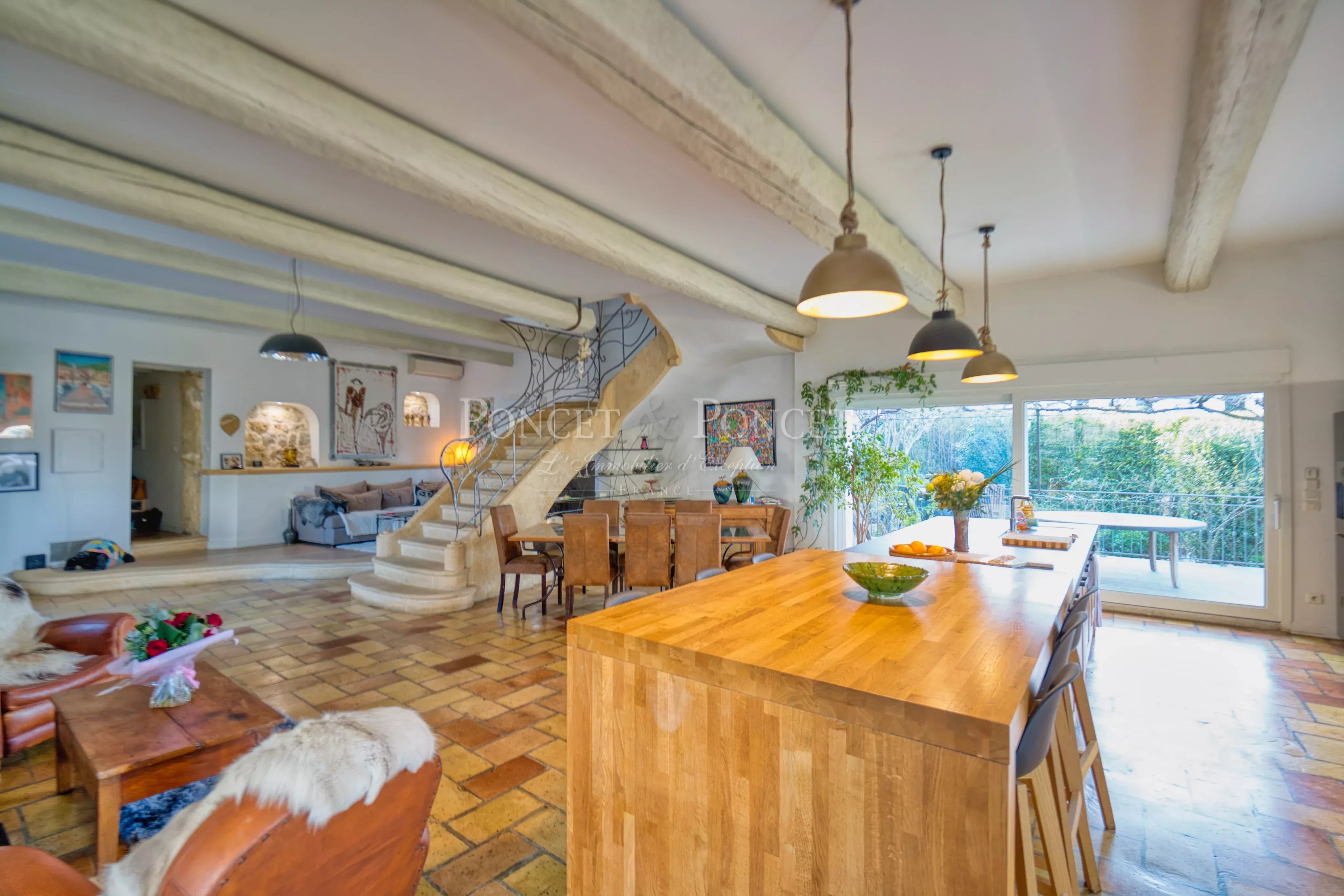 Maison en plein coeur du village avec vue dominante