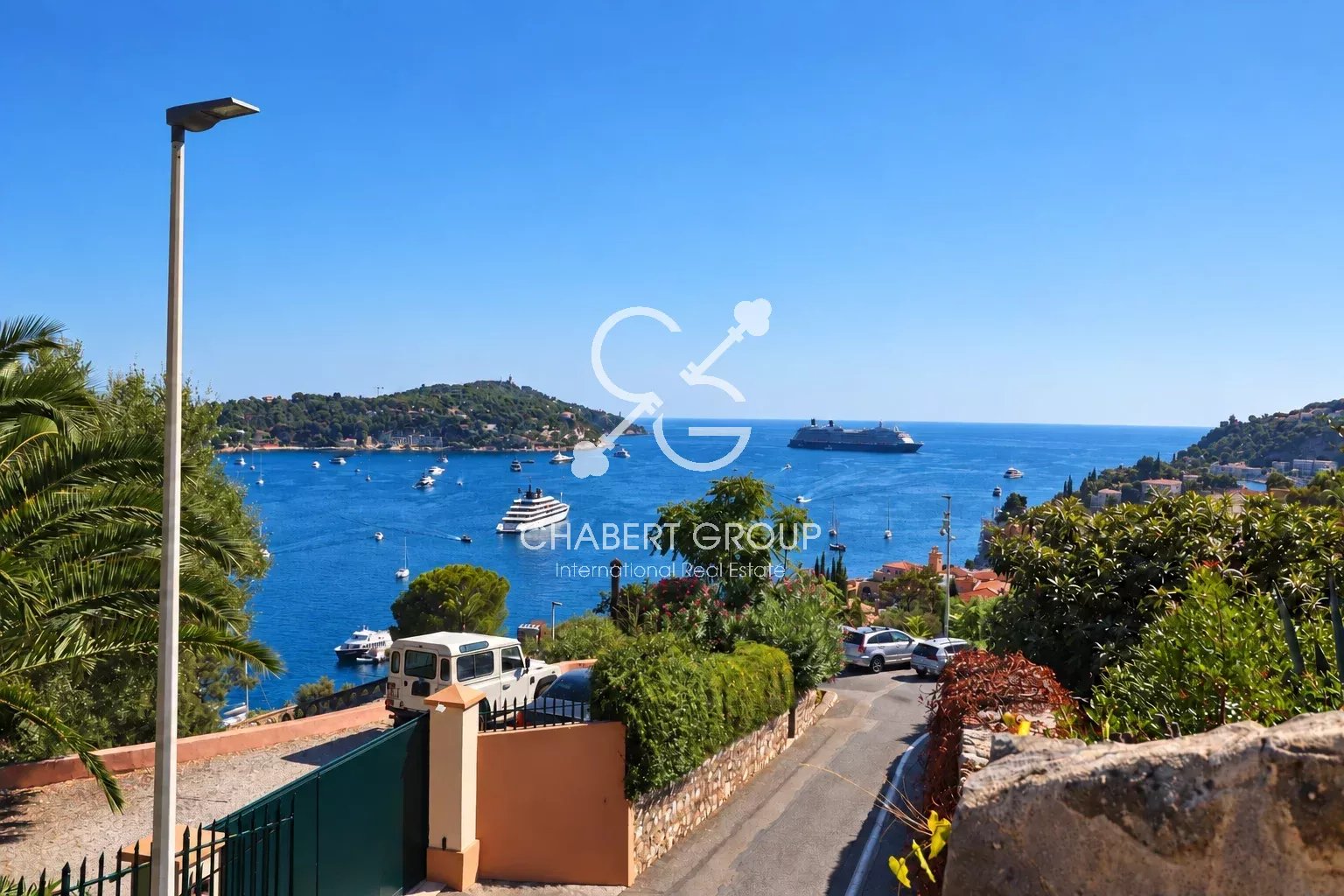 VILLEFRANCHE-SUR-MER – APPARTEMENT – 4 PIÈCES – 85 M² – TERRASSE DE 95 M² – STUDIO INDÉPENDANT DE 33 M² - GARAGE