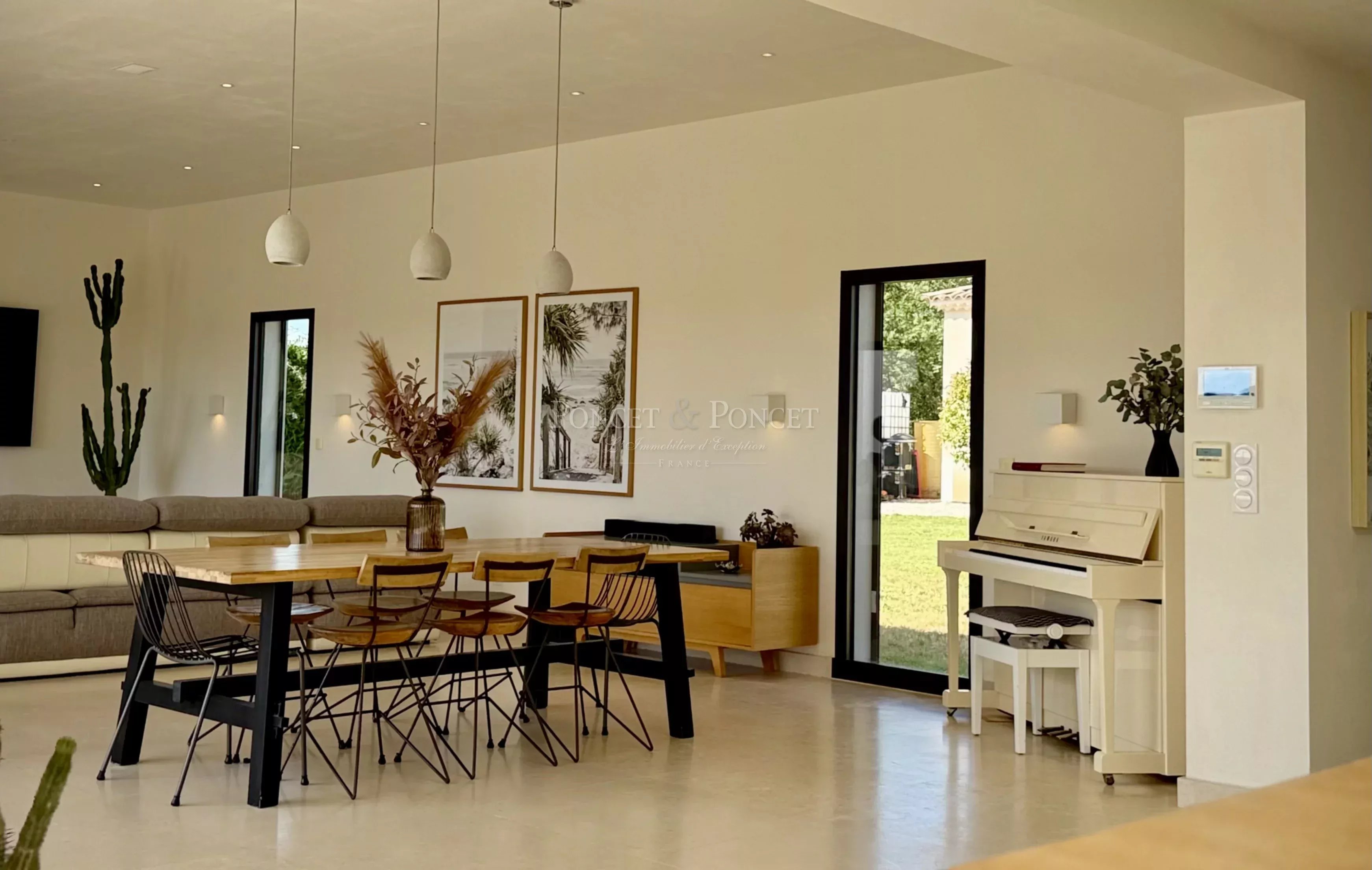 Villa contemporaine de plain pied avec avec vue panoramique sur les vignes et les collines environnantes
