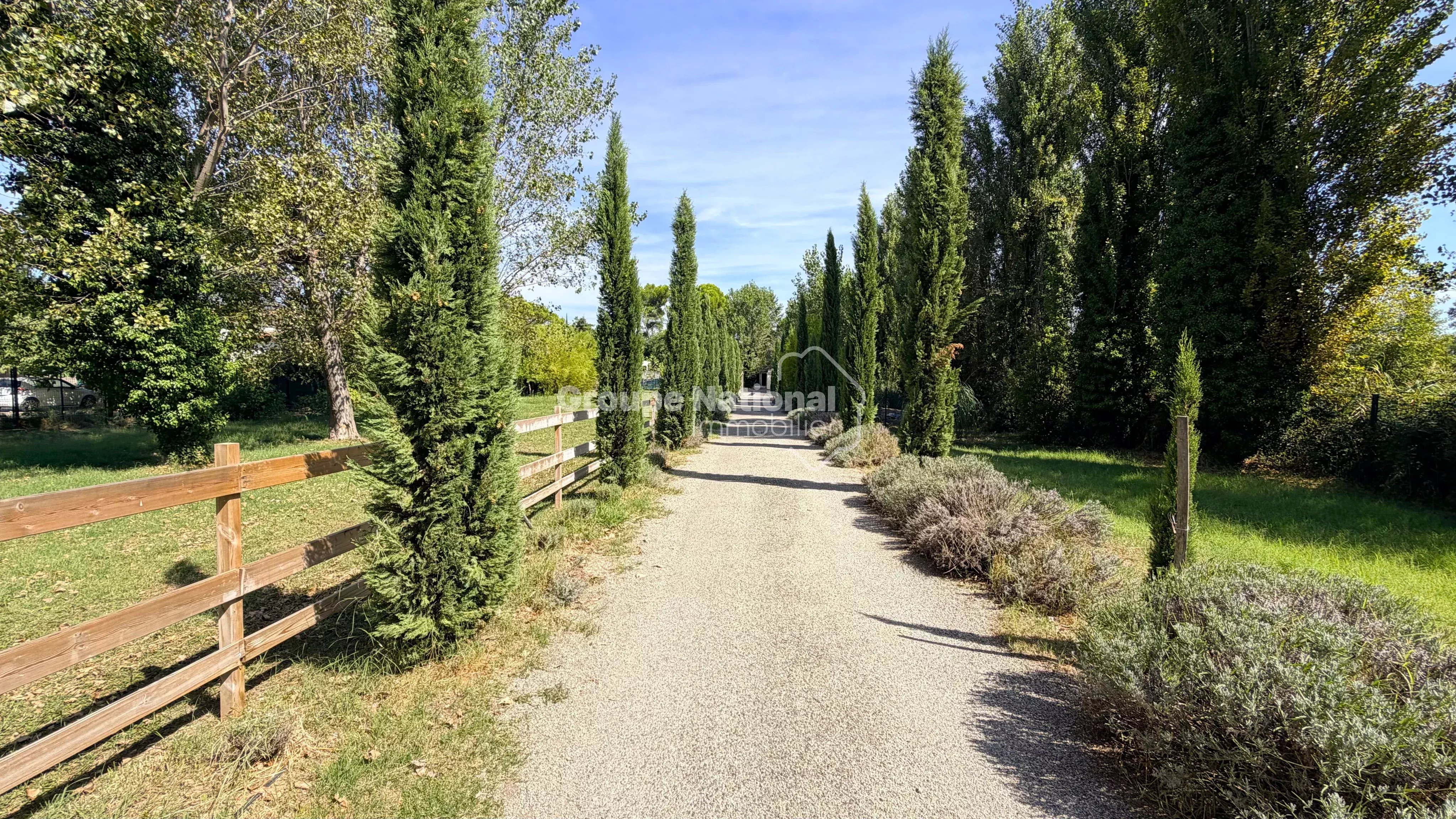 BEDARRIDES - MAS RENOVE EN 2016 DANS UN MAGNIFIQUE PARC ARBORE DE 5 810 M² AVEC PISCINE, 4 GARAGES