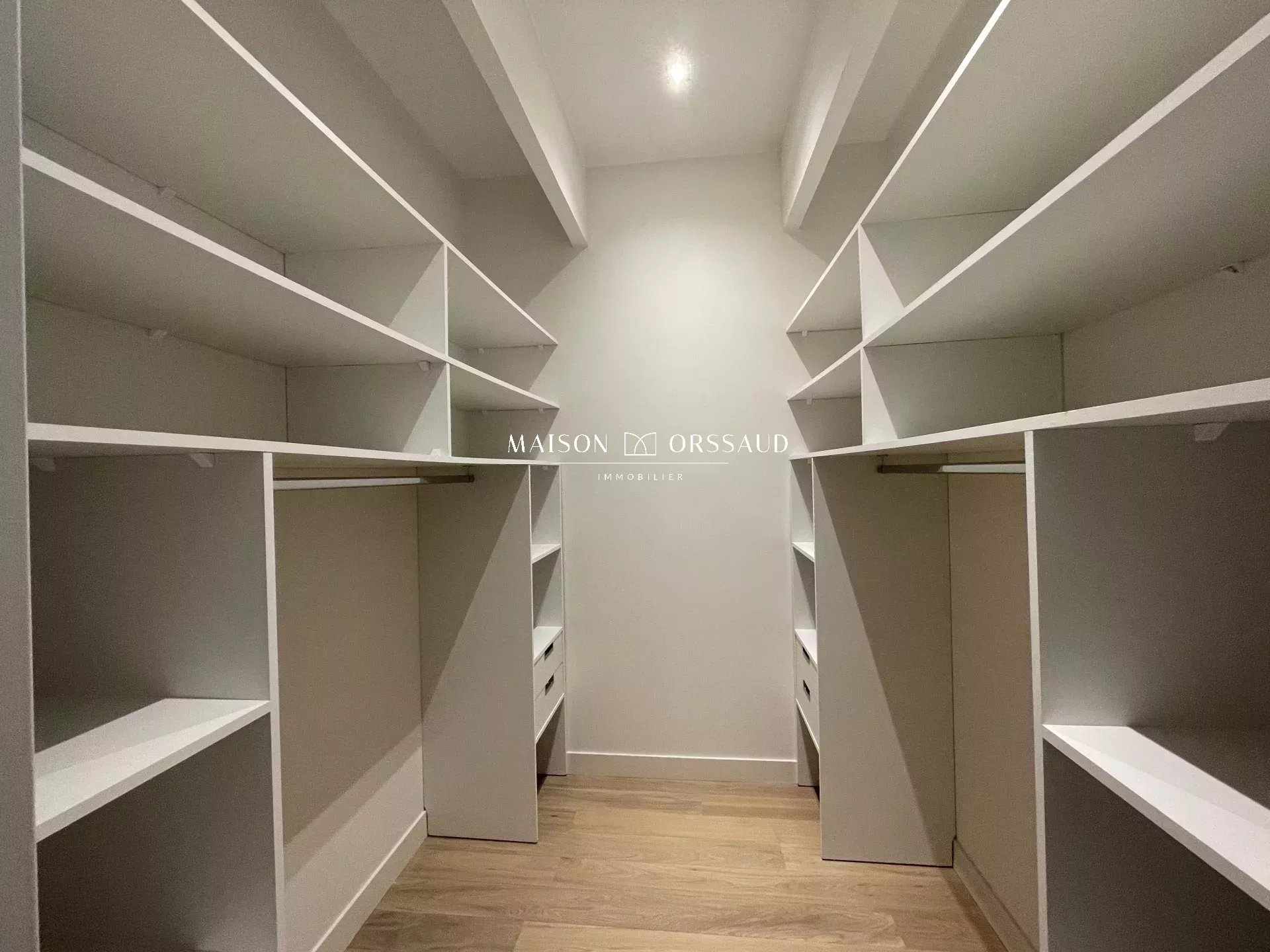 EXCLUSIVITÉ MAISON AVEC JARDIN ET DOUBLE GARAGE - CENTRE HISTORIQUE