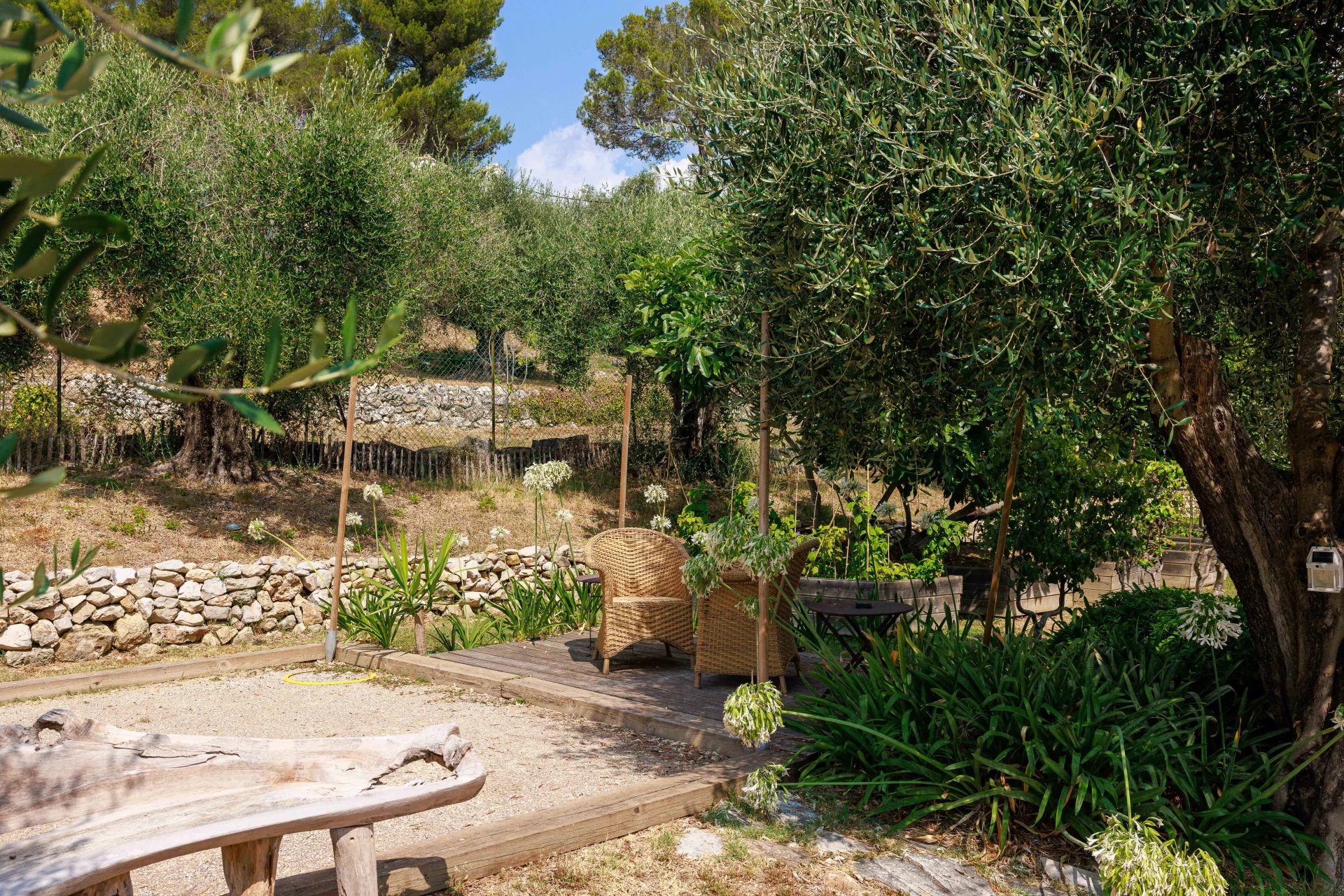 MOUGINS - Élegante bastide renovée de 1887  – Quartier résidentiel au calme à proximité des commerces