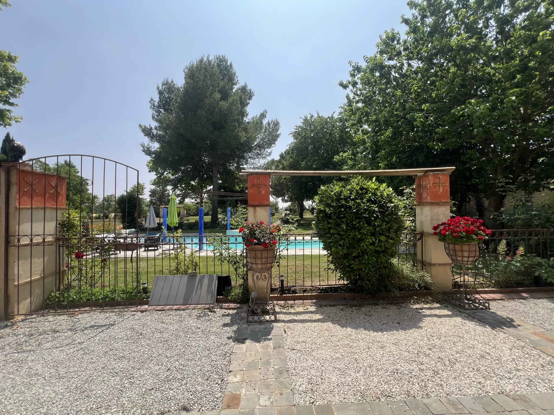 Cailar, Mas 380m² plus 120m² de combles à aménager, 6chs sur parcelle 8000m² avec piscine