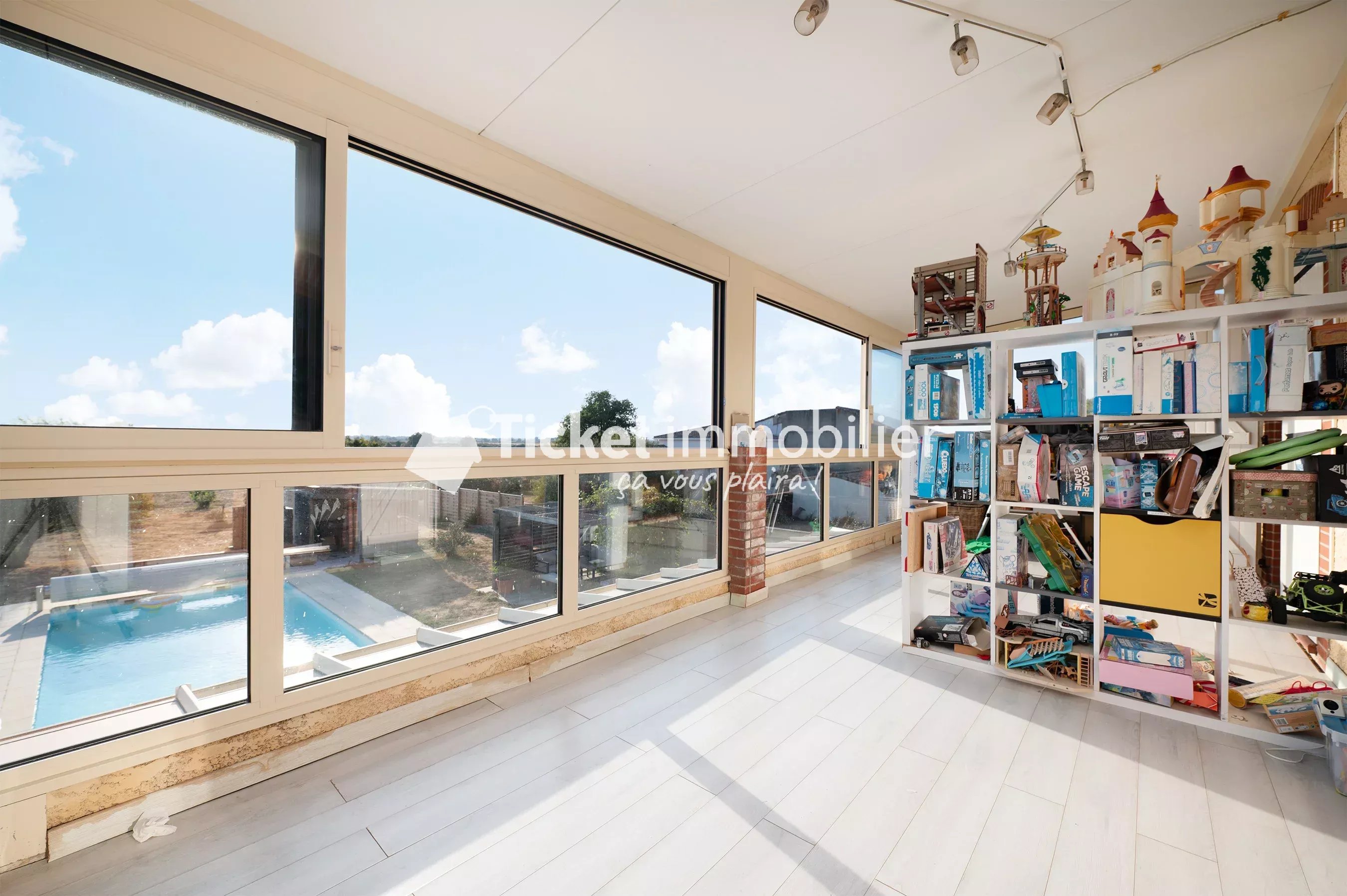 VILLA T6 215m2 TERRAIN 5558m2 CONSTRUCTIBLE, PISCINE AU SEL LINER NEUF, AQUATHERMIE 2 PUITS, 4KW PANNEAUX, DOUBLE VERANDA 72m2, CHAUFFAGE SOL, CAVE A VIN, VUE PYRENEES ETC ...
