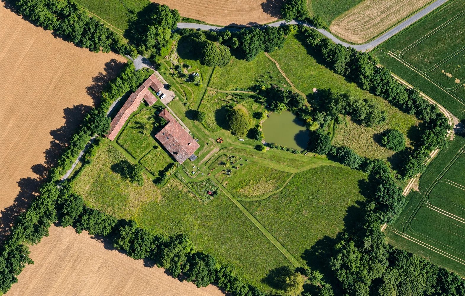Élégante demeure familiale avec domaine naturel et dépendances de charme et plus : mare, labyrinthe végétal...