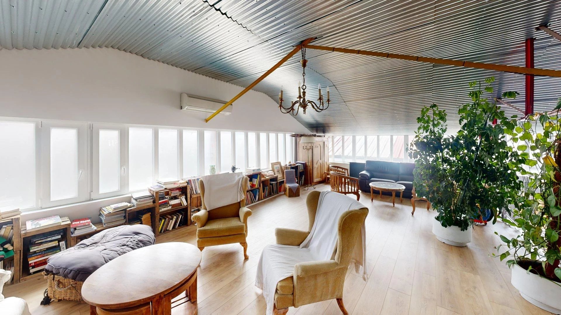 EXCEPTIONAL IN ST MAUR! 369 SQM LOFT