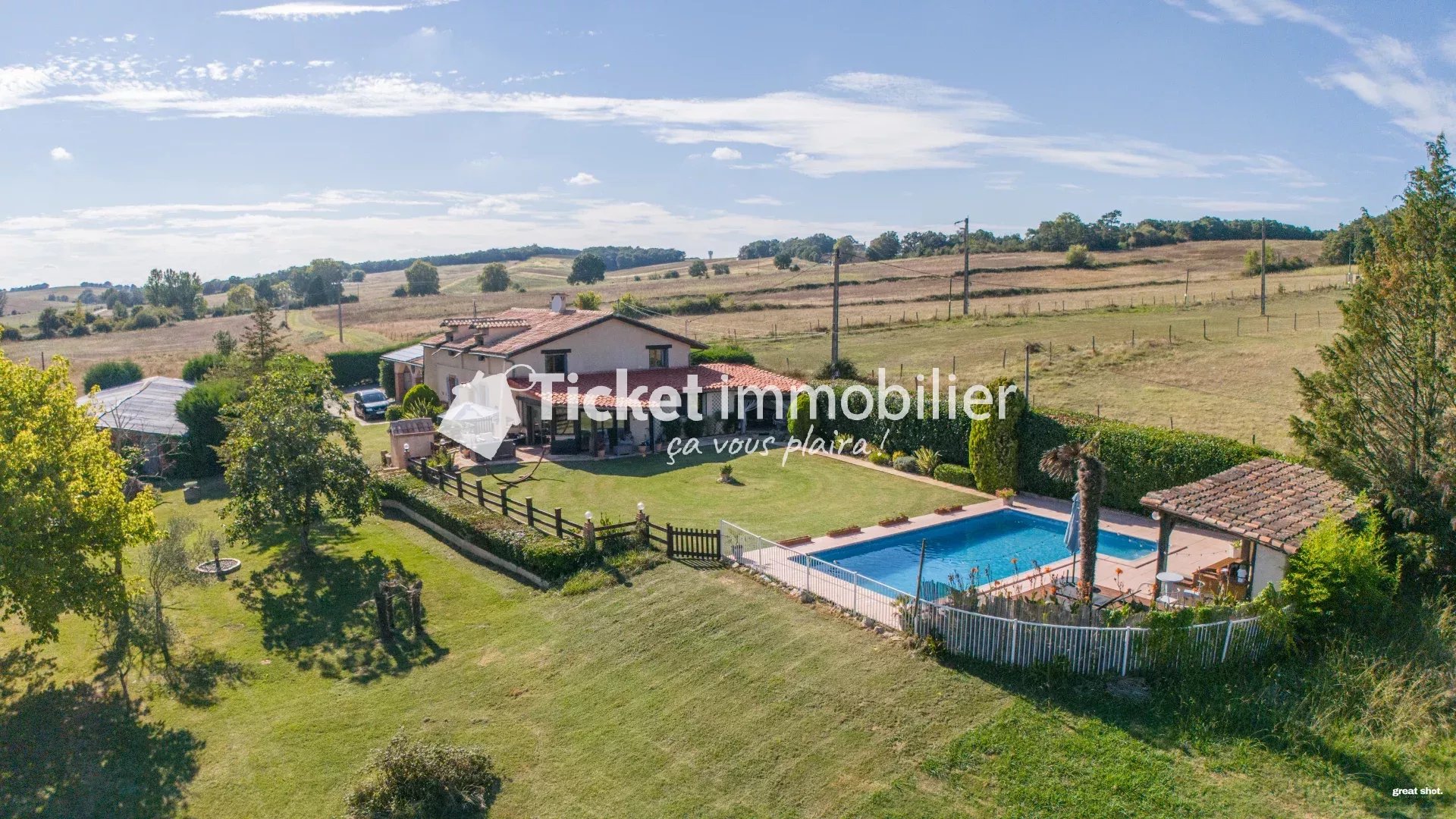 THIL - Maison T5 de 226m2 avec piscine, terrain de 9000m2 et dépendance à rénover