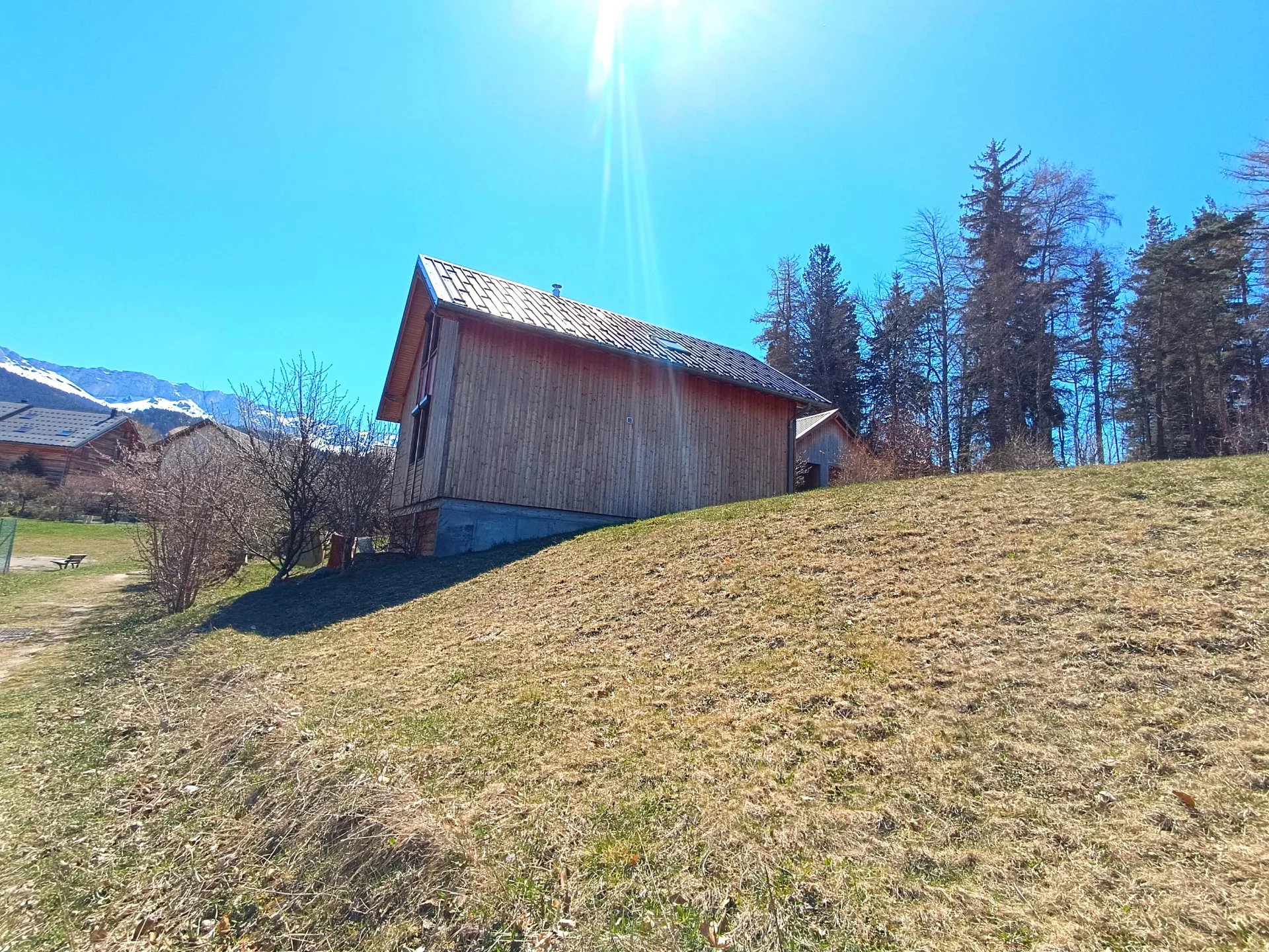 Villard de Lans. Very beautiful 116m2 wooden frame house, with magnificent views of the mountains! Garden and 2 garages.