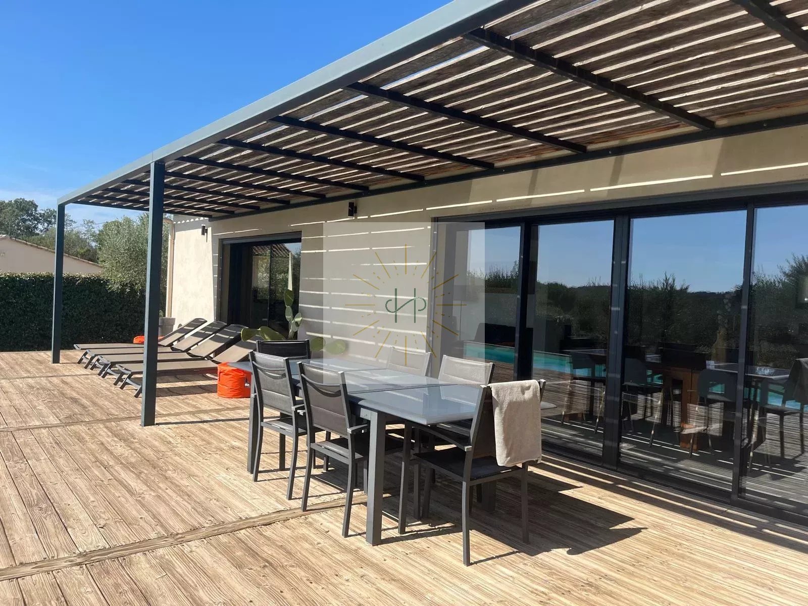 Villa contemporaine de plain-pied avec vue dégagée et piscine
