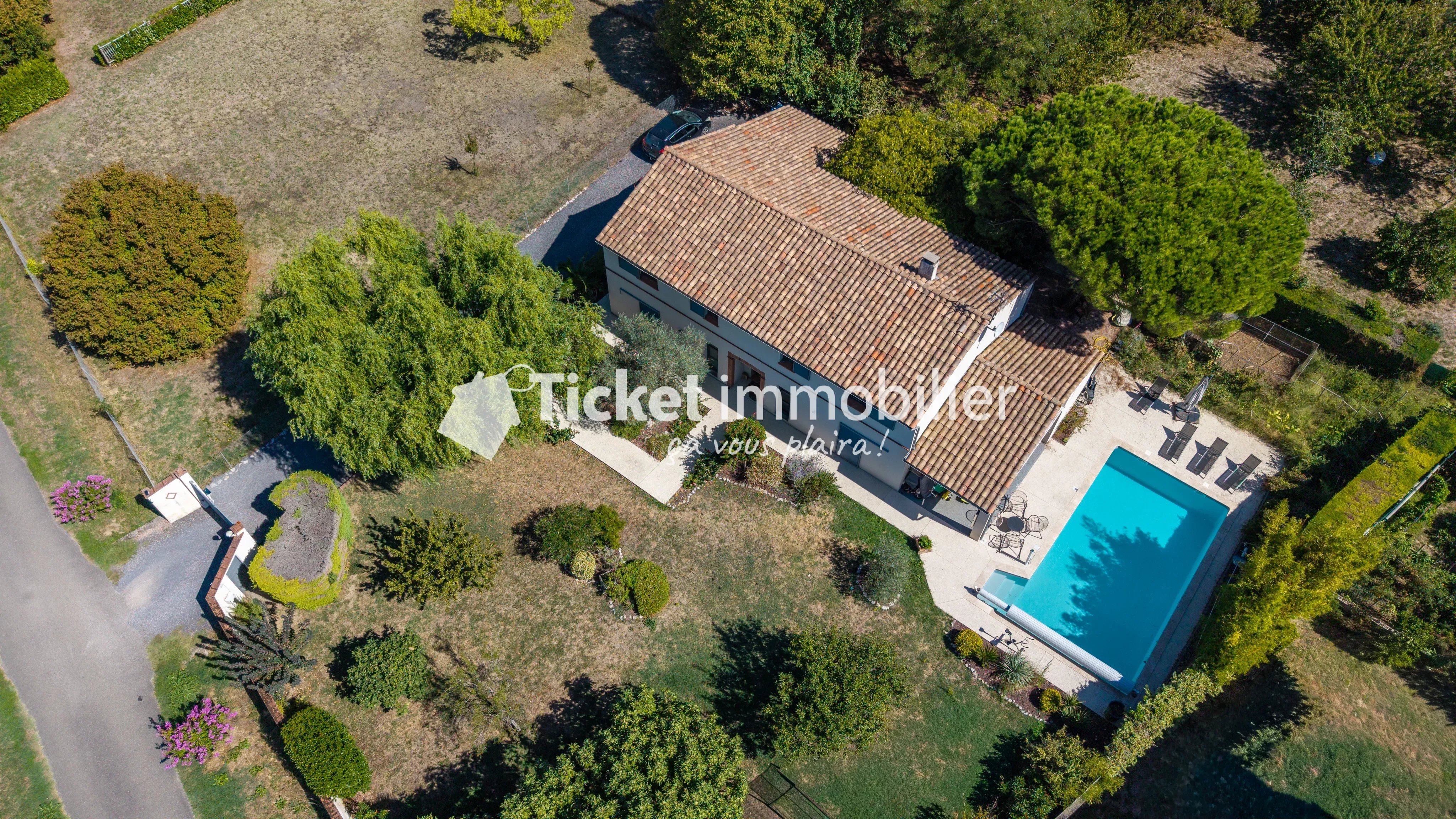 MAISON T7 235m2 AVEC PISCINE, GARAGE, TERRAIN ARBORE DE 1480m2, POMPE A CHALEUR NEUVE, DPE A, PROCHE TOULOUSE ETC ...