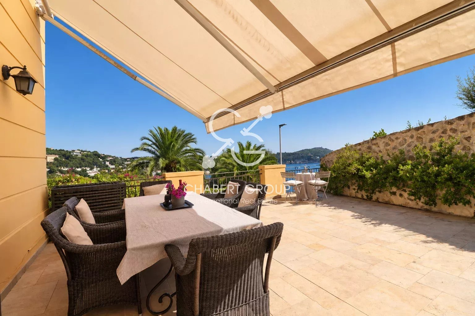 VILLEFRANCHE-SUR-MER – APPARTEMENT – 4 PIÈCES – 85 M² – TERRASSE DE 95 M² – STUDIO INDÉPENDANT DE 33 M² - GARAGE