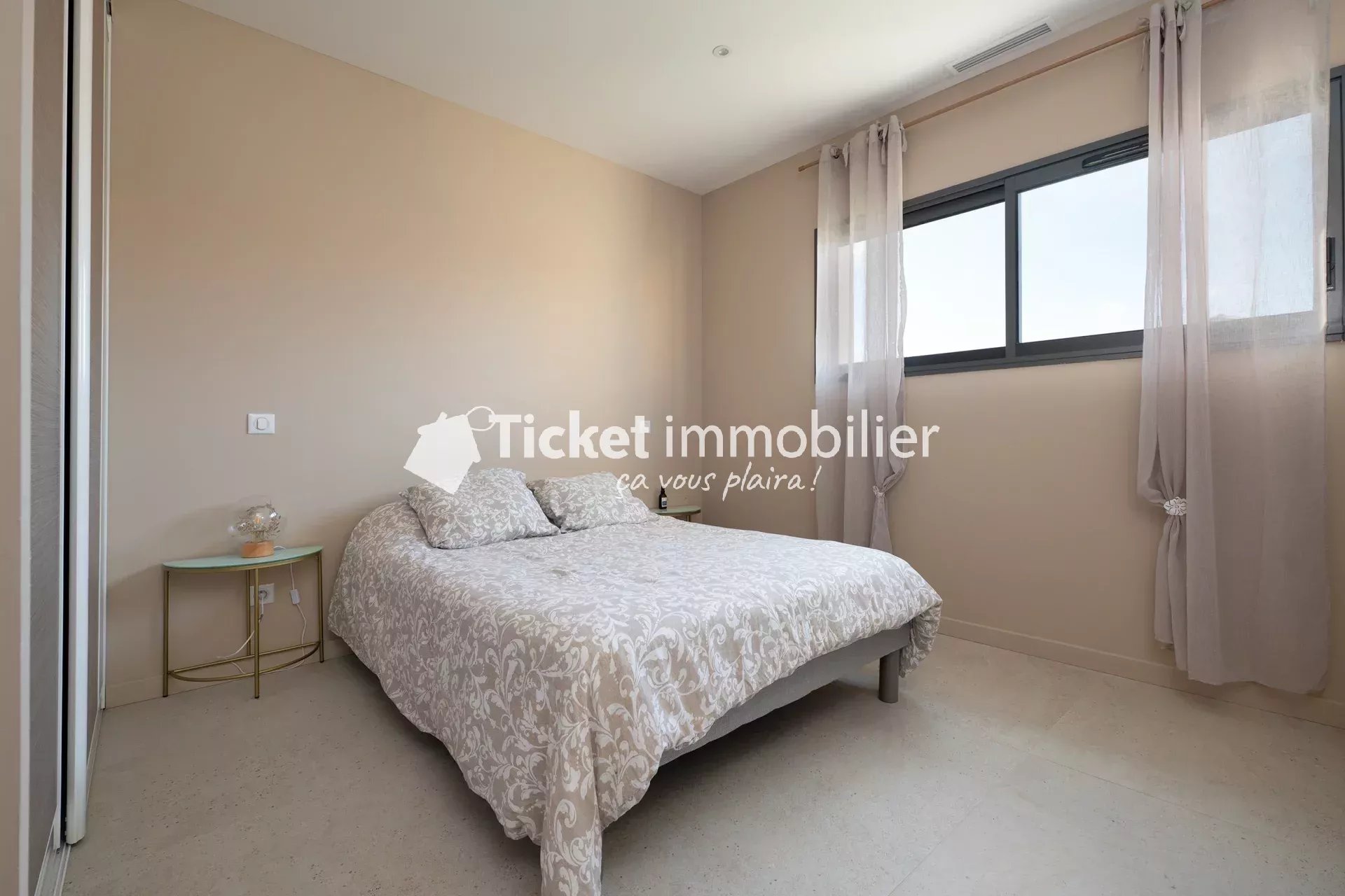 VILLA CONTEMPORAINE T4 160m2 NEUVE AVEC DOUBLE GARAGE, CLIMATISATION GAINABLE, SUPERBES PRESTATIONS, 1111m2 DE TERRAIN ...