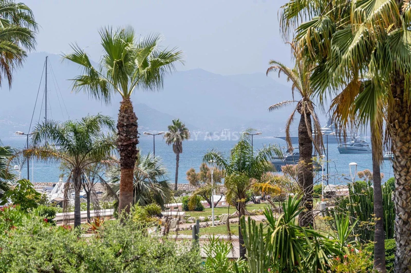 À LOUER – CANNES CROISETTE Appartement 3 pièces rénové avec vue mer – 75 m²