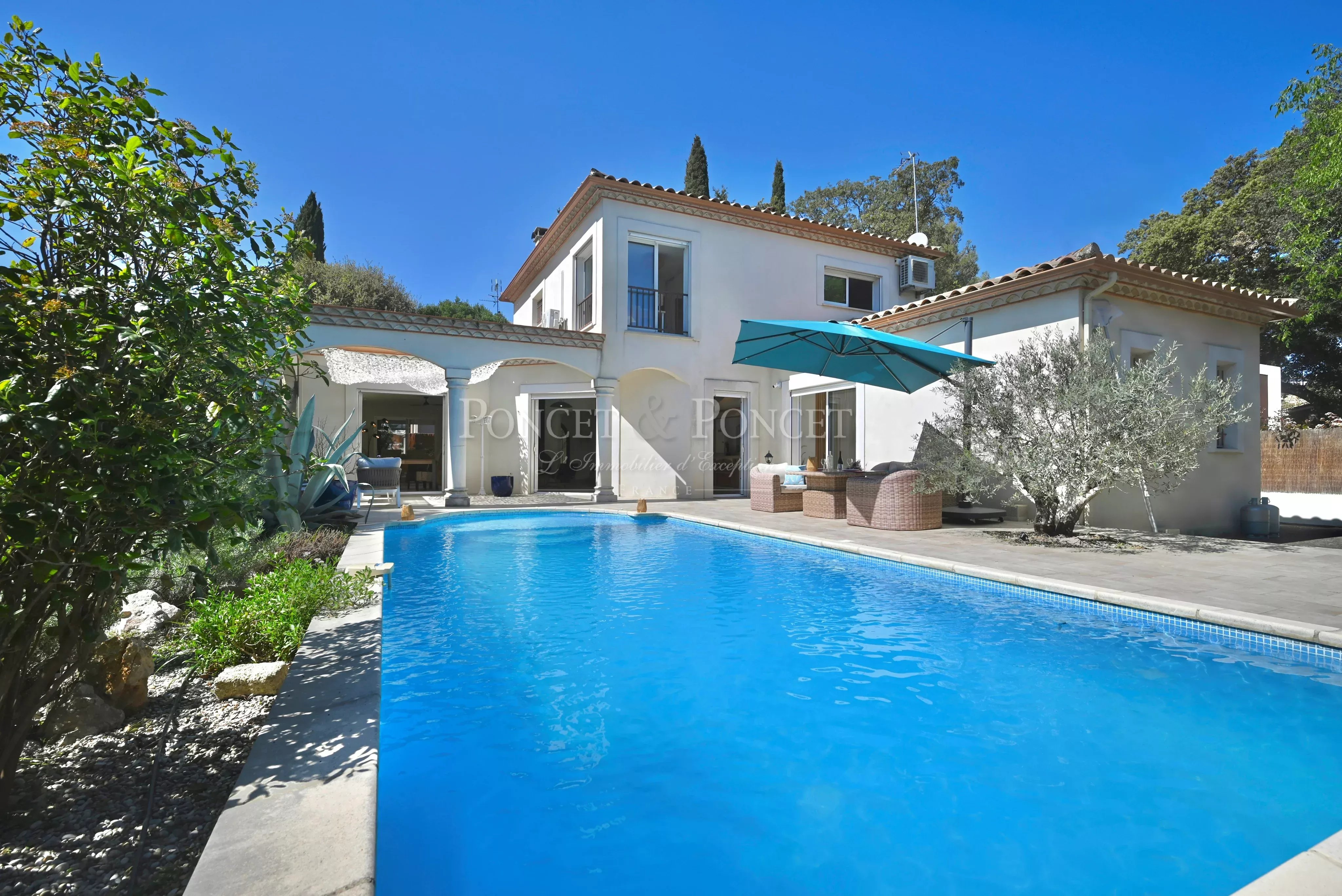 Villa récente rénovée avec élégance.