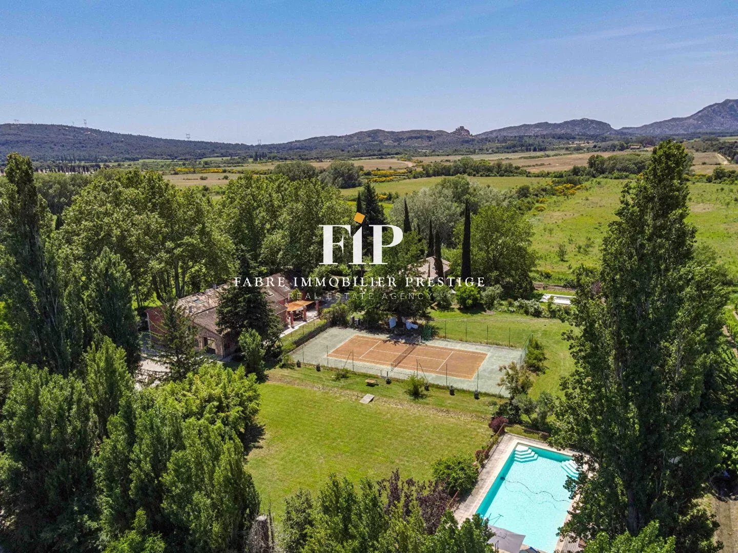 Demeure de prestige secteur Eygalières- environ 750m2 - Terrain  11hectares.