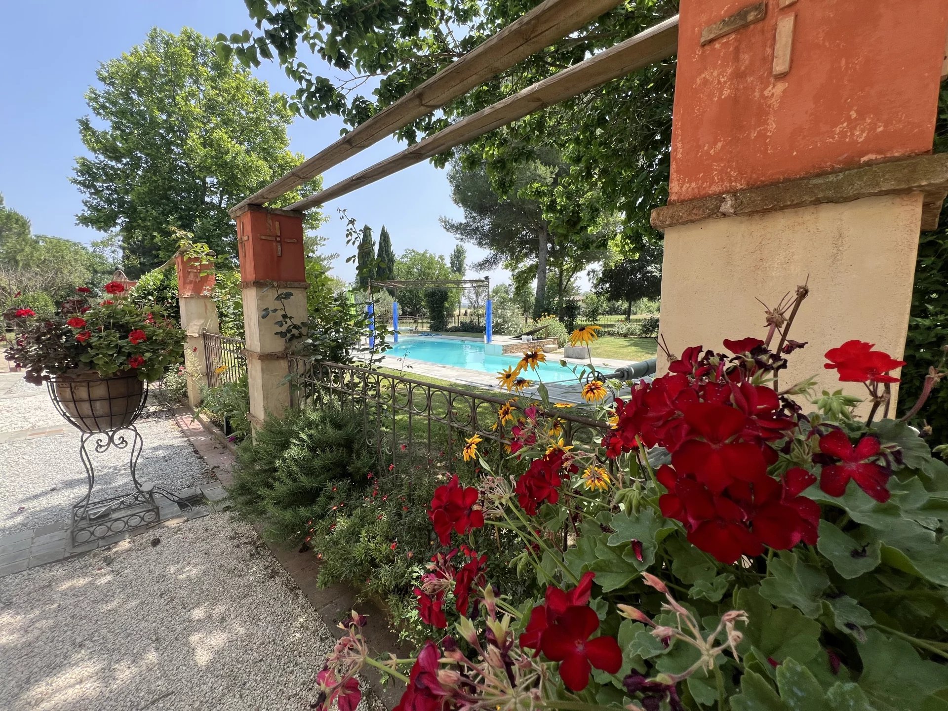 Cailar, Mas 380m² plus 120m² de combles à aménager, 6chs sur parcelle 8000m² avec piscine