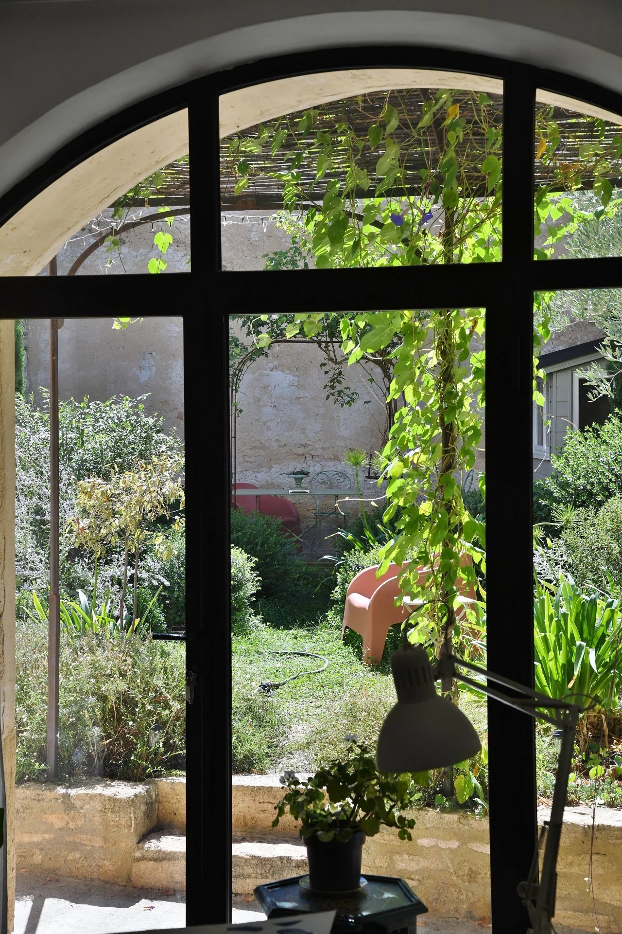 Maison de village avec jardin, bassin de nage et dépendance...