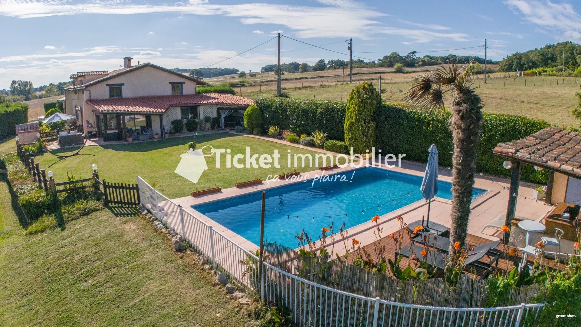 THIL - Maison T5 de 226m2 avec piscine, terrain de 9000m2 et dépendance à rénover