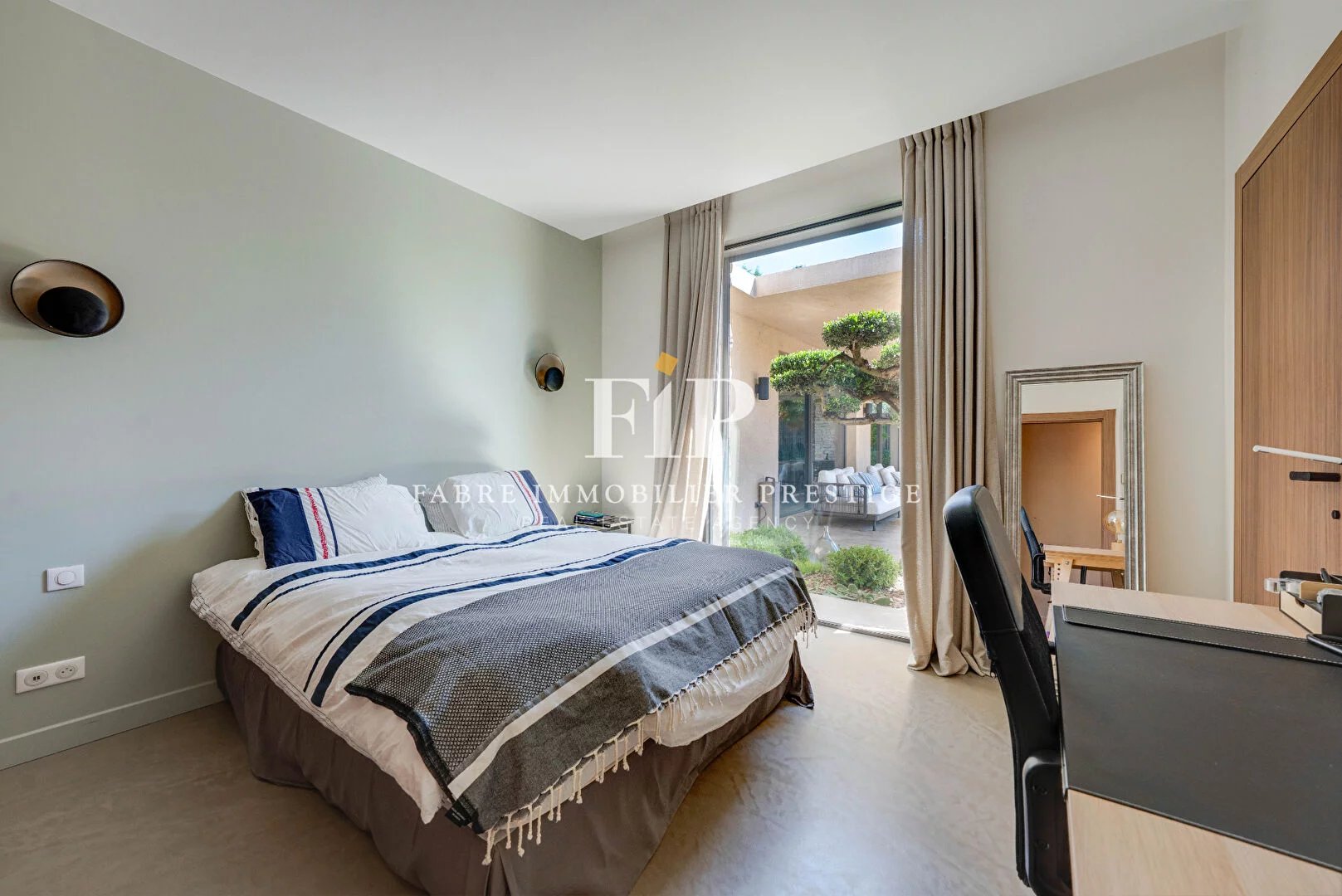 Maison contemporaine de 230m2 environ récente à 10min du centre d' Aix-en-Provence (sud/ouest)