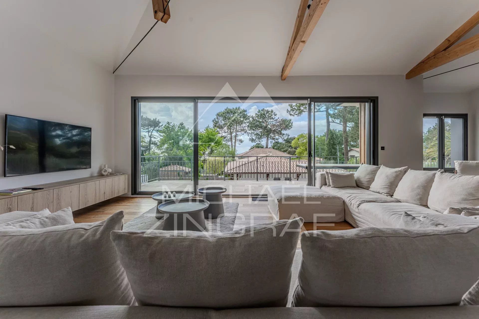 HAUT PYLA, VILLA WITH VIEW ON BASIN