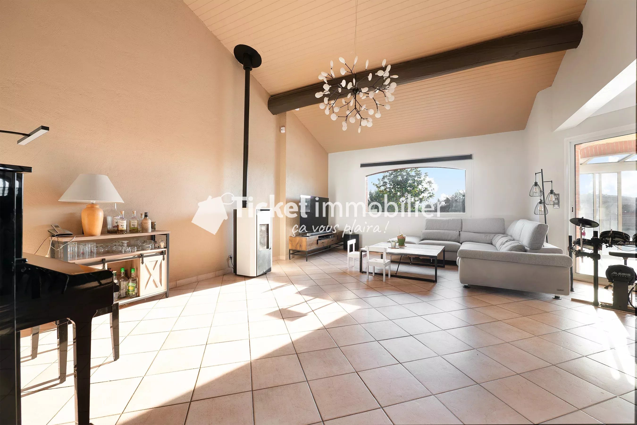 VILLA T6 215m2 TERRAIN 5558m2 CONSTRUCTIBLE, PISCINE AU SEL LINER NEUF, AQUATHERMIE 2 PUITS, 4KW PANNEAUX, DOUBLE VERANDA 72m2, CHAUFFAGE SOL, CAVE A VIN, VUE PYRENEES ETC ...