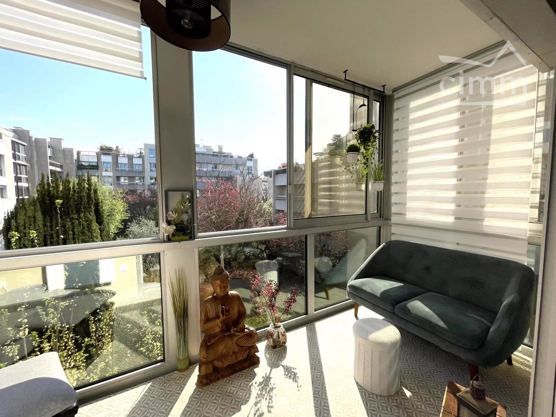 Verdure et beaux volumes pour ce T4 avec loggia, caves et parkings