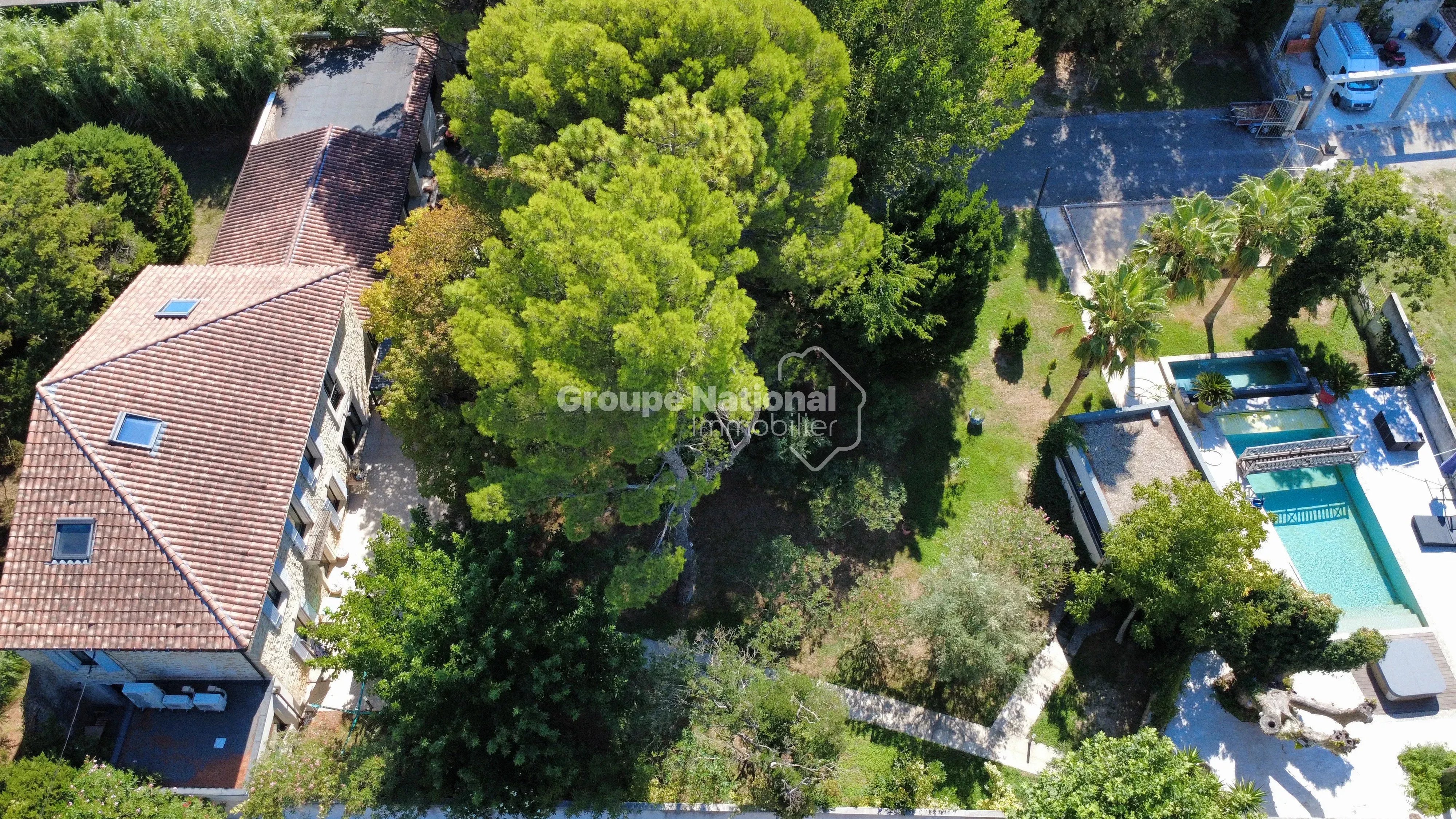 BEDARRIDES - MAS RENOVE EN 2016 DANS UN MAGNIFIQUE PARC ARBORE DE 5 810 M² AVEC PISCINE, 4 GARAGES
