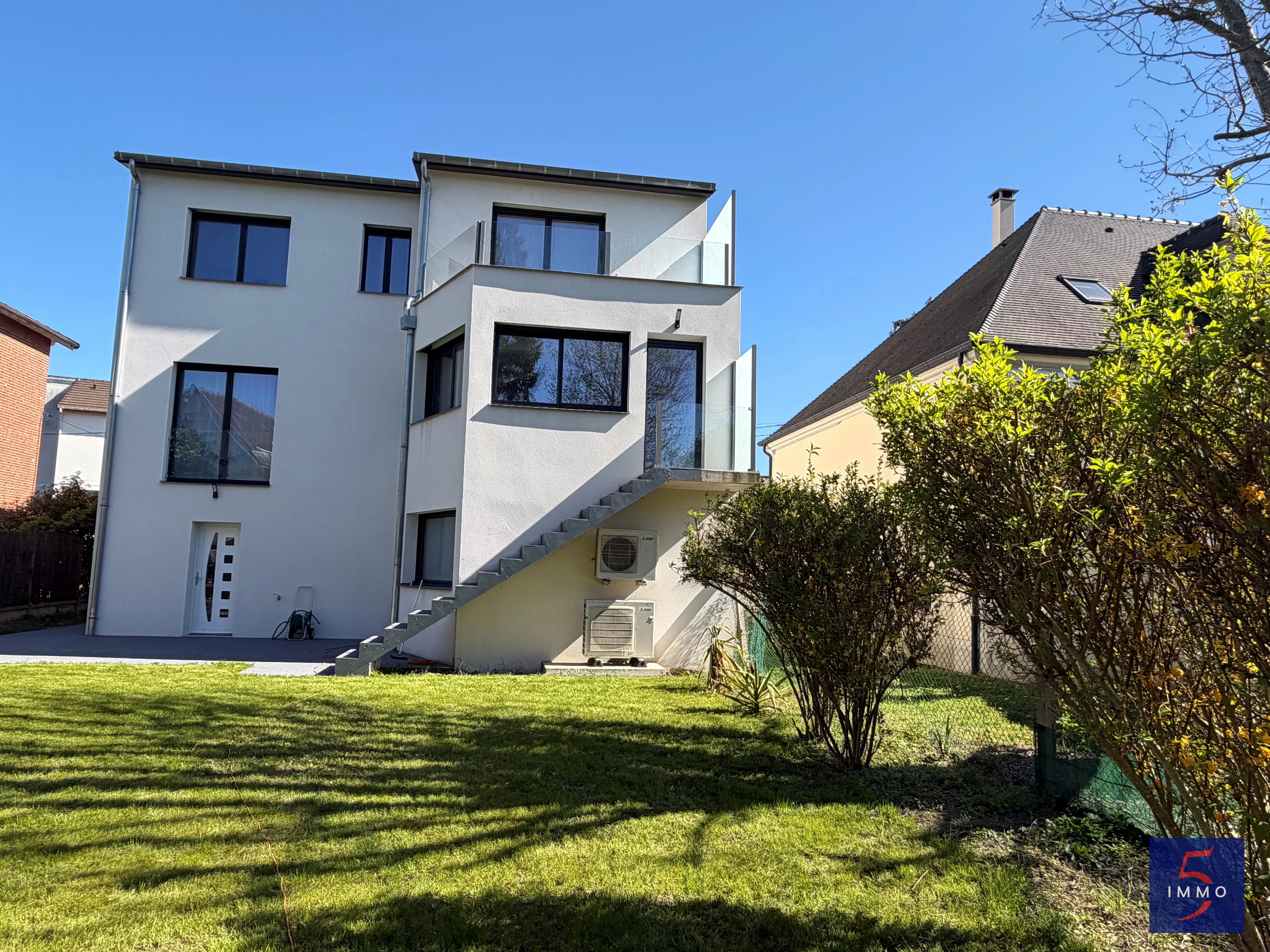 Maison d’architecte 2025 – 5 chambres – Volumes et prestations de qualité